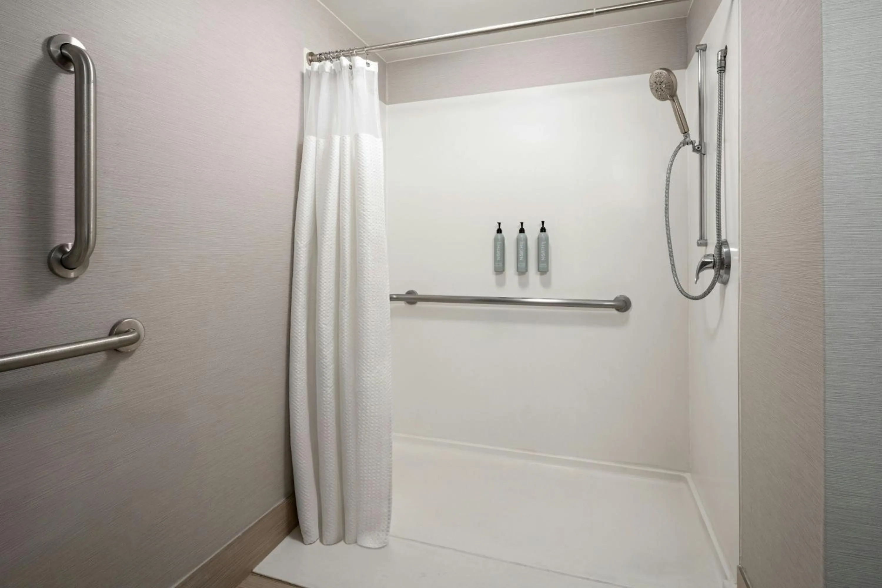 Bathroom in Courtyard Hartford Cromwell