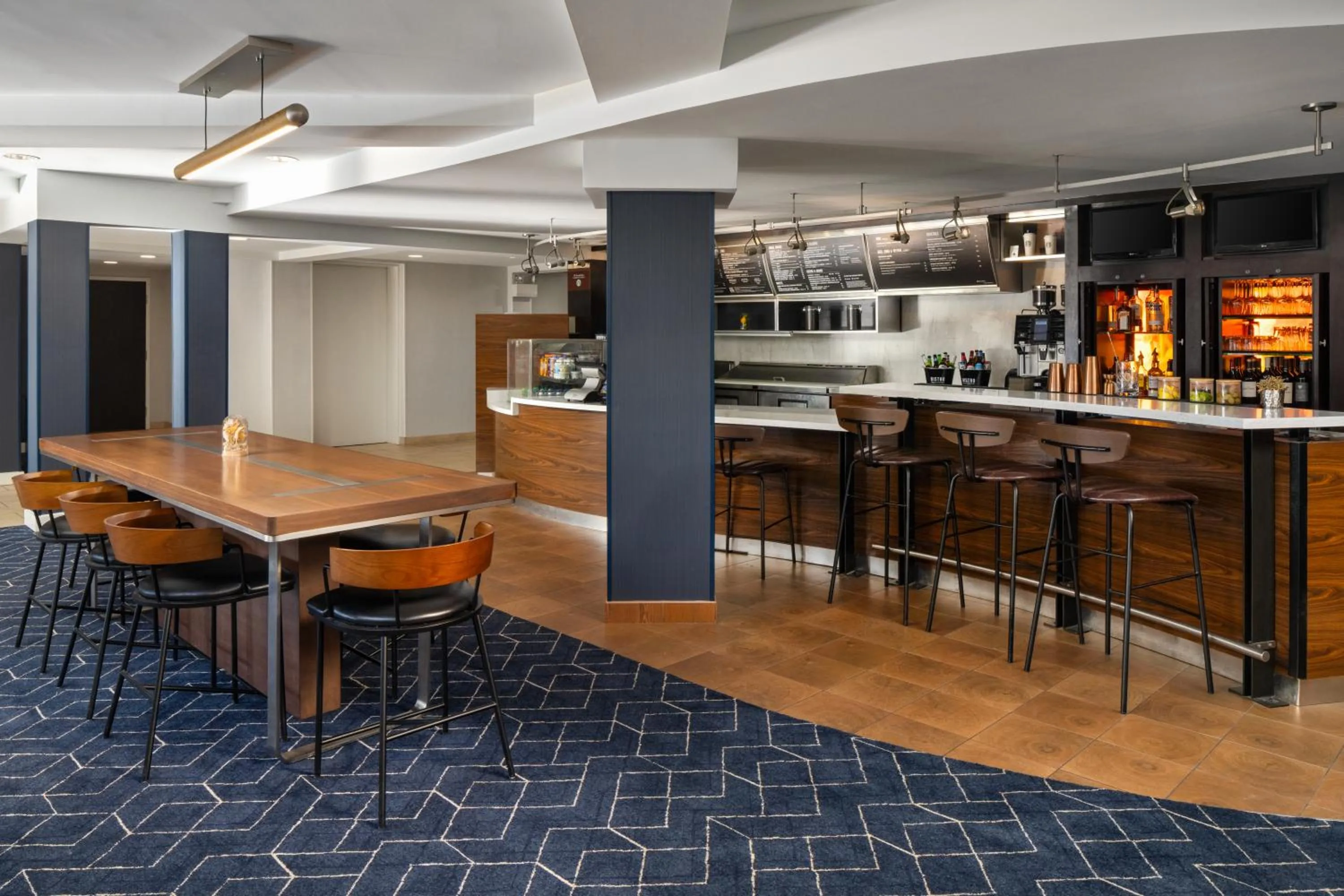 Dining area in Courtyard Hartford Cromwell