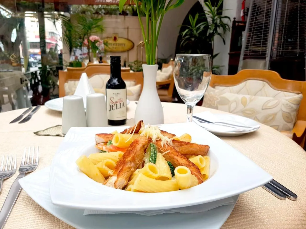 Restaurant/places to eat in Antara Hotel & Suites - Miraflores