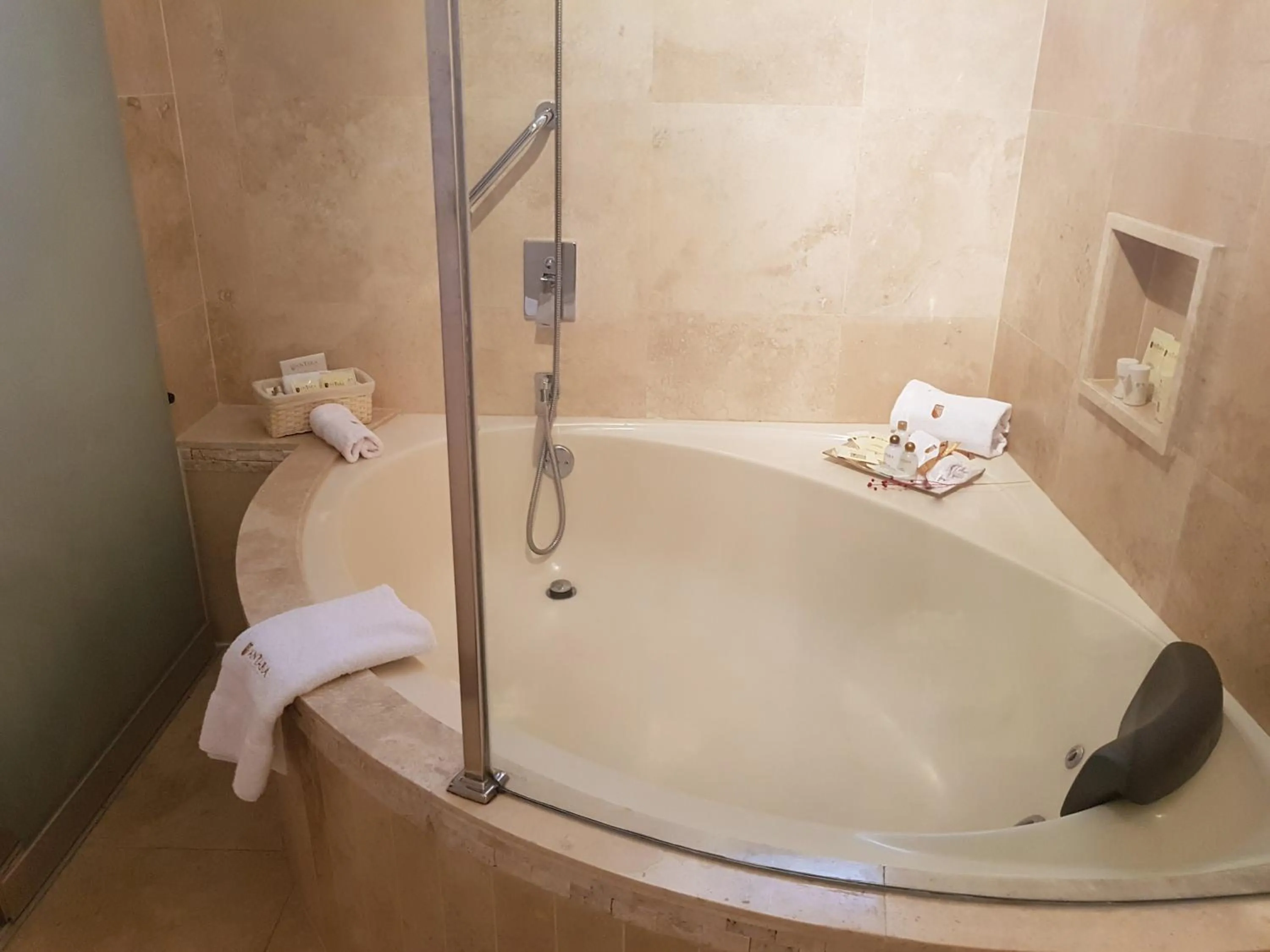 Hot Tub in Antara Hotel & Suites - Miraflores