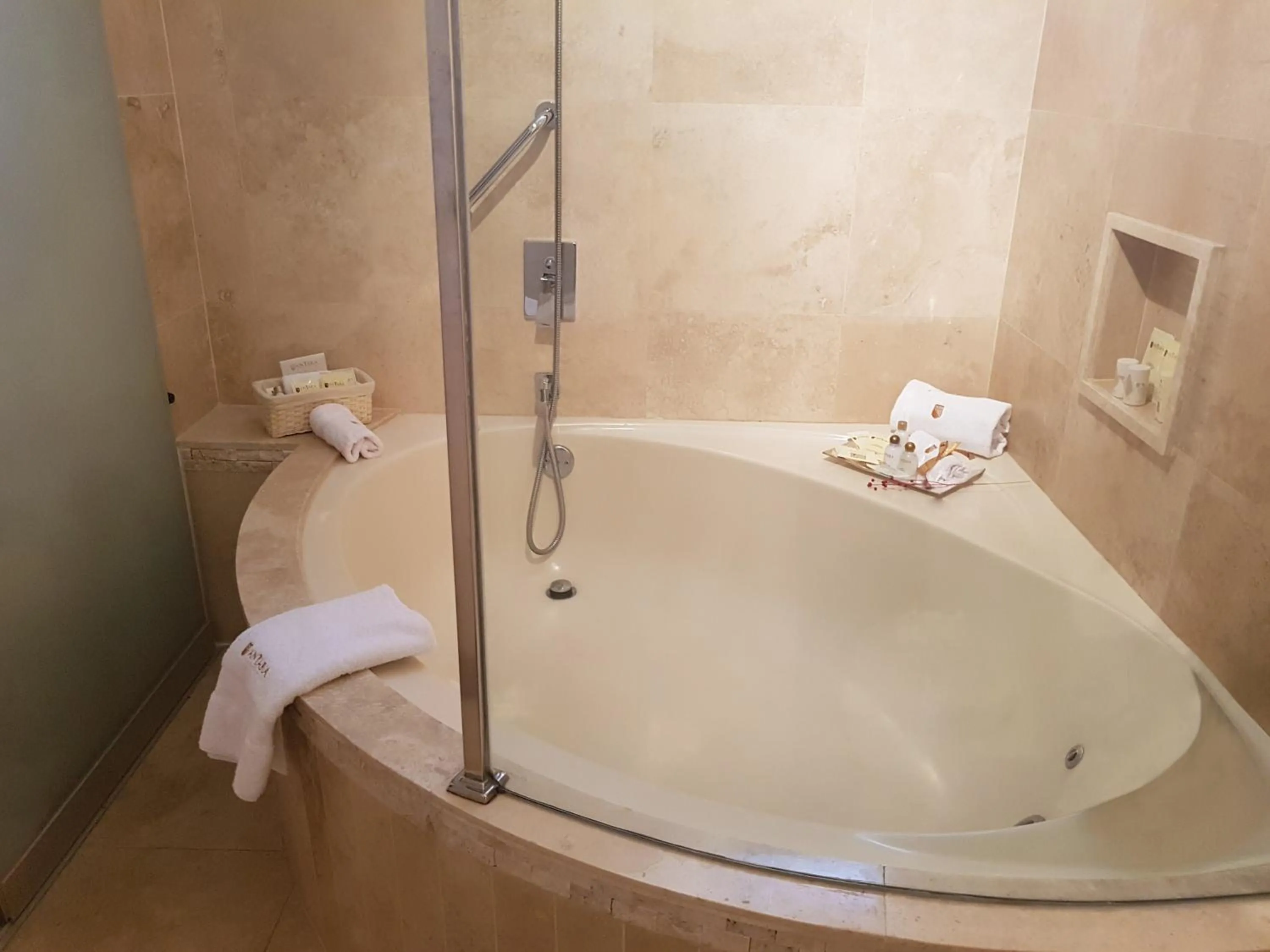 Hot Tub in Antara Hotel & Suites - Miraflores