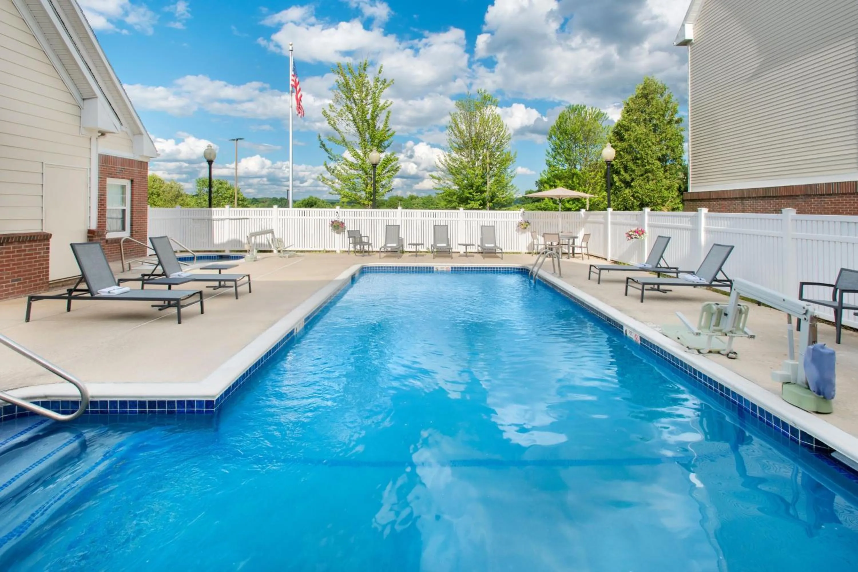 Swimming pool in Residence Inn Hartford Manchester