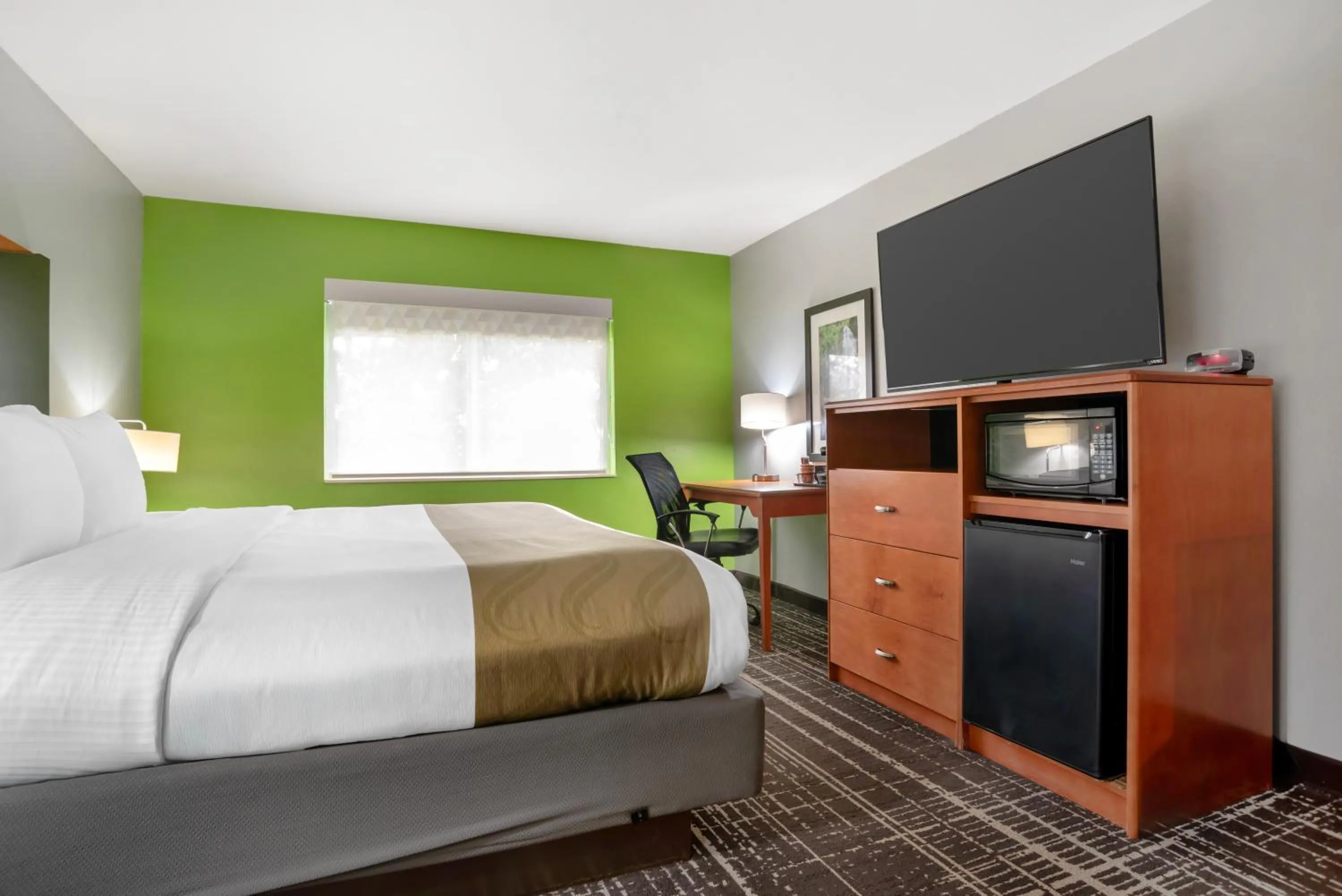 Bed in Quality Inn & Suites Birmingham - Highway 280