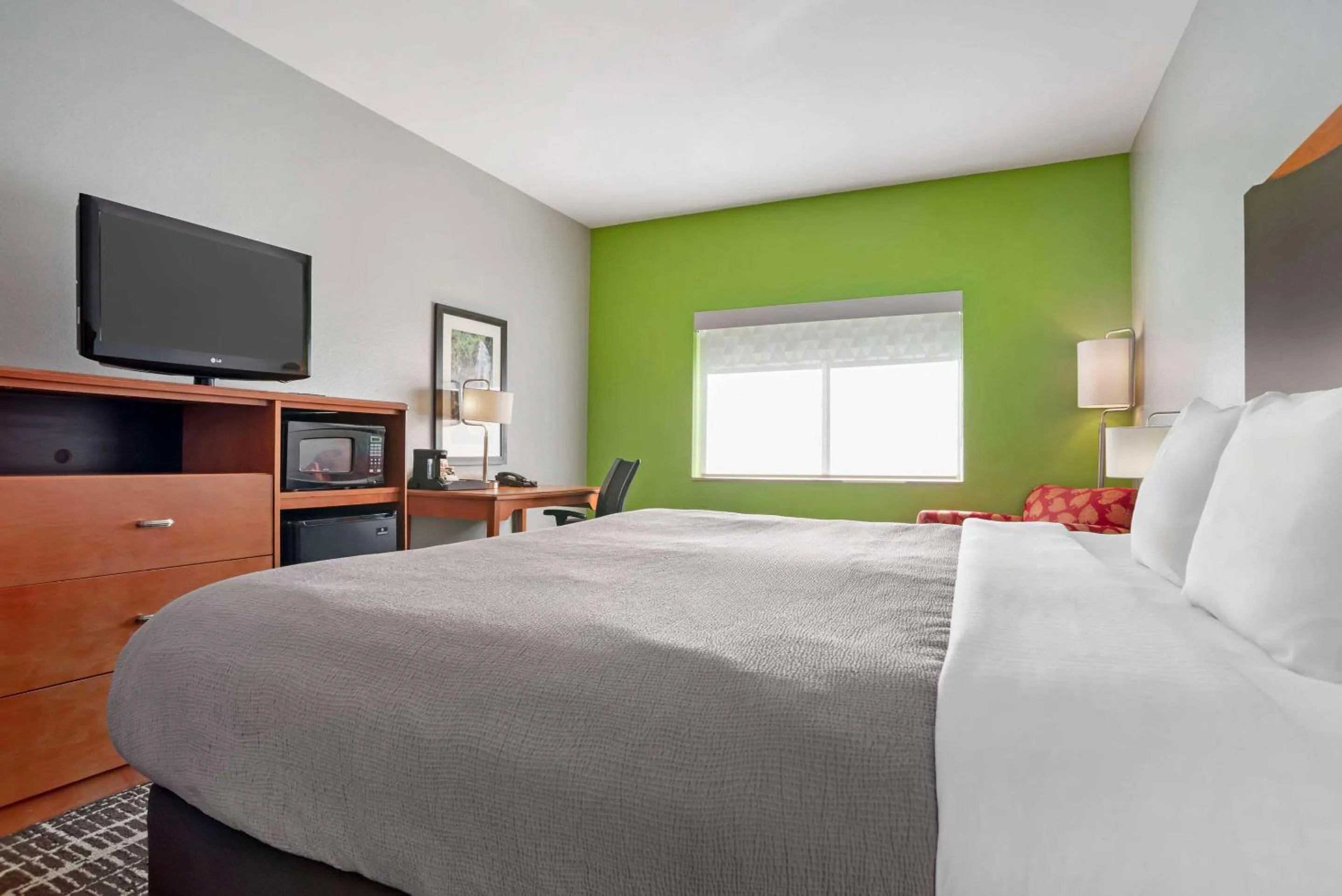 Bedroom, Bed in Quality Inn & Suites Birmingham - Highway 280