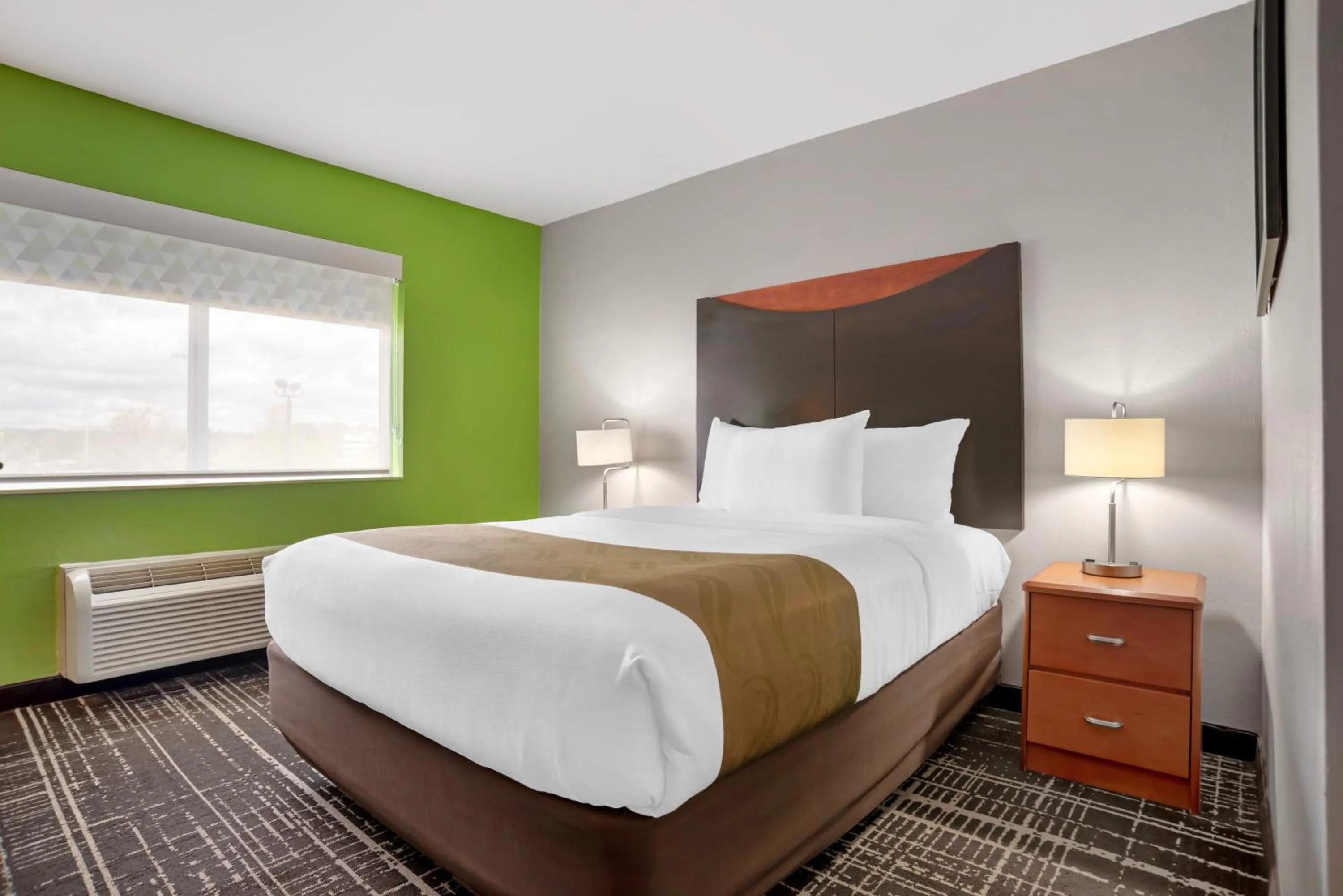 Guests, Bed in Quality Inn & Suites Birmingham - Highway 280