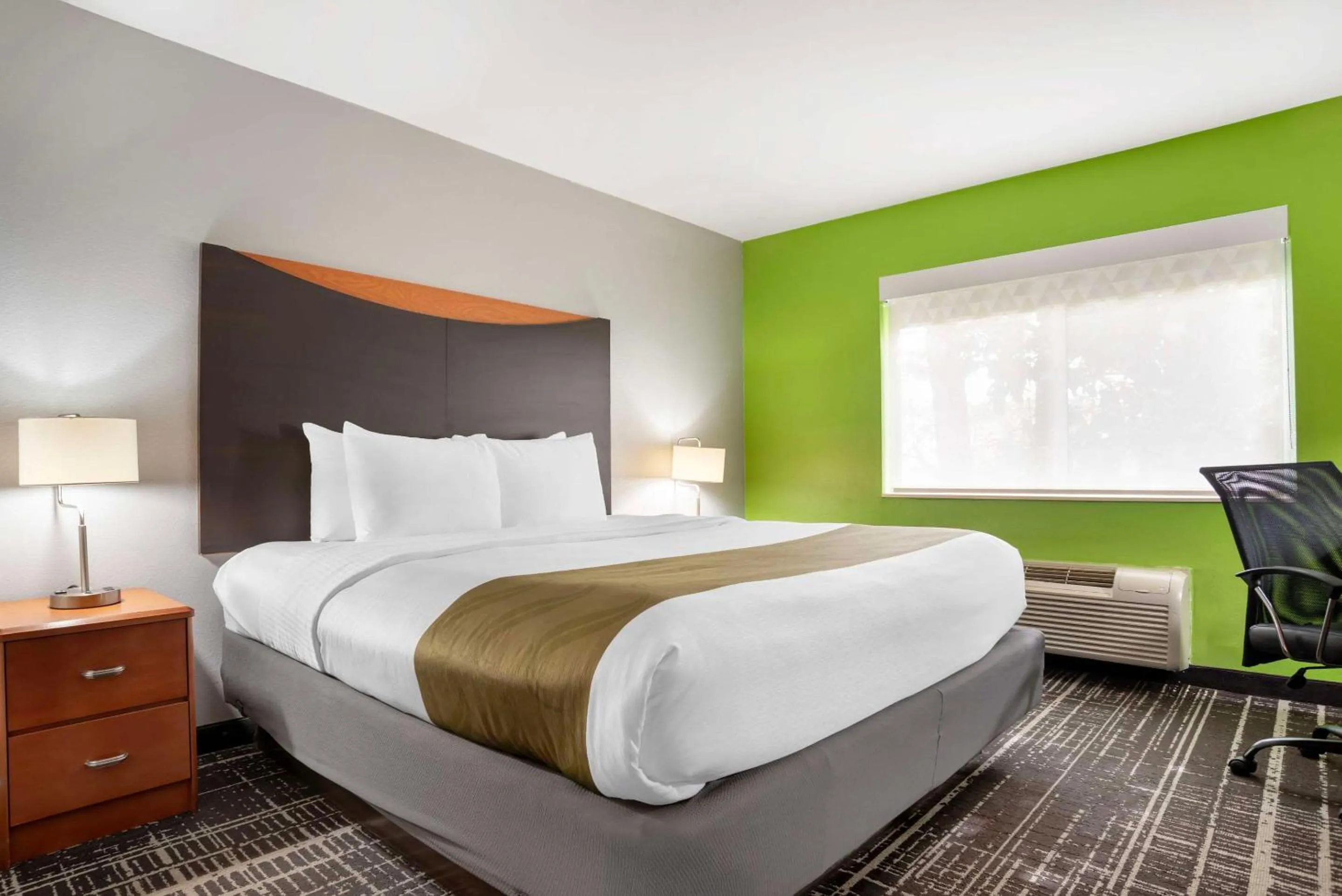 Bedroom, Bed in Quality Inn & Suites Birmingham - Highway 280