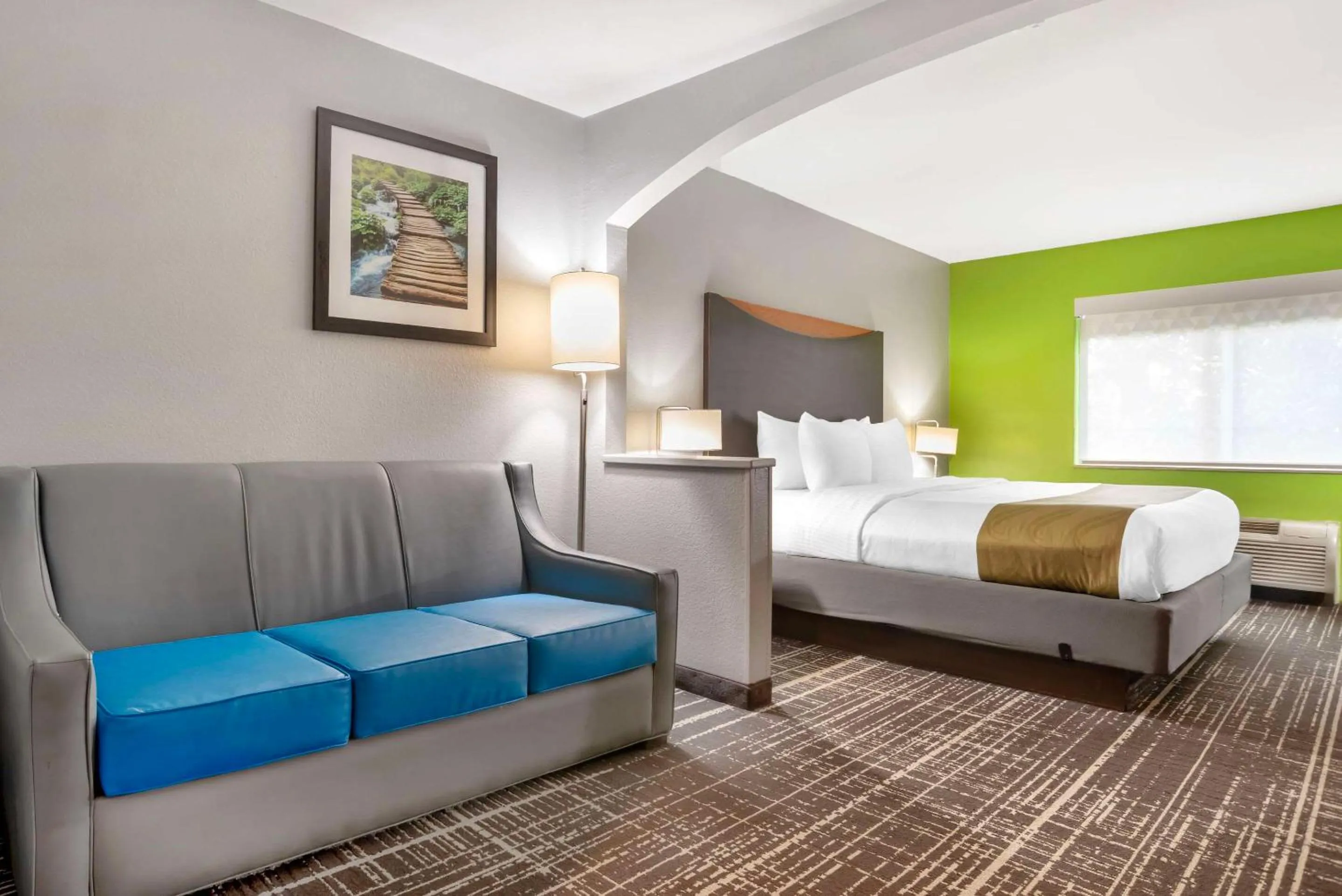 Bedroom, Bed in Quality Inn & Suites Birmingham - Highway 280