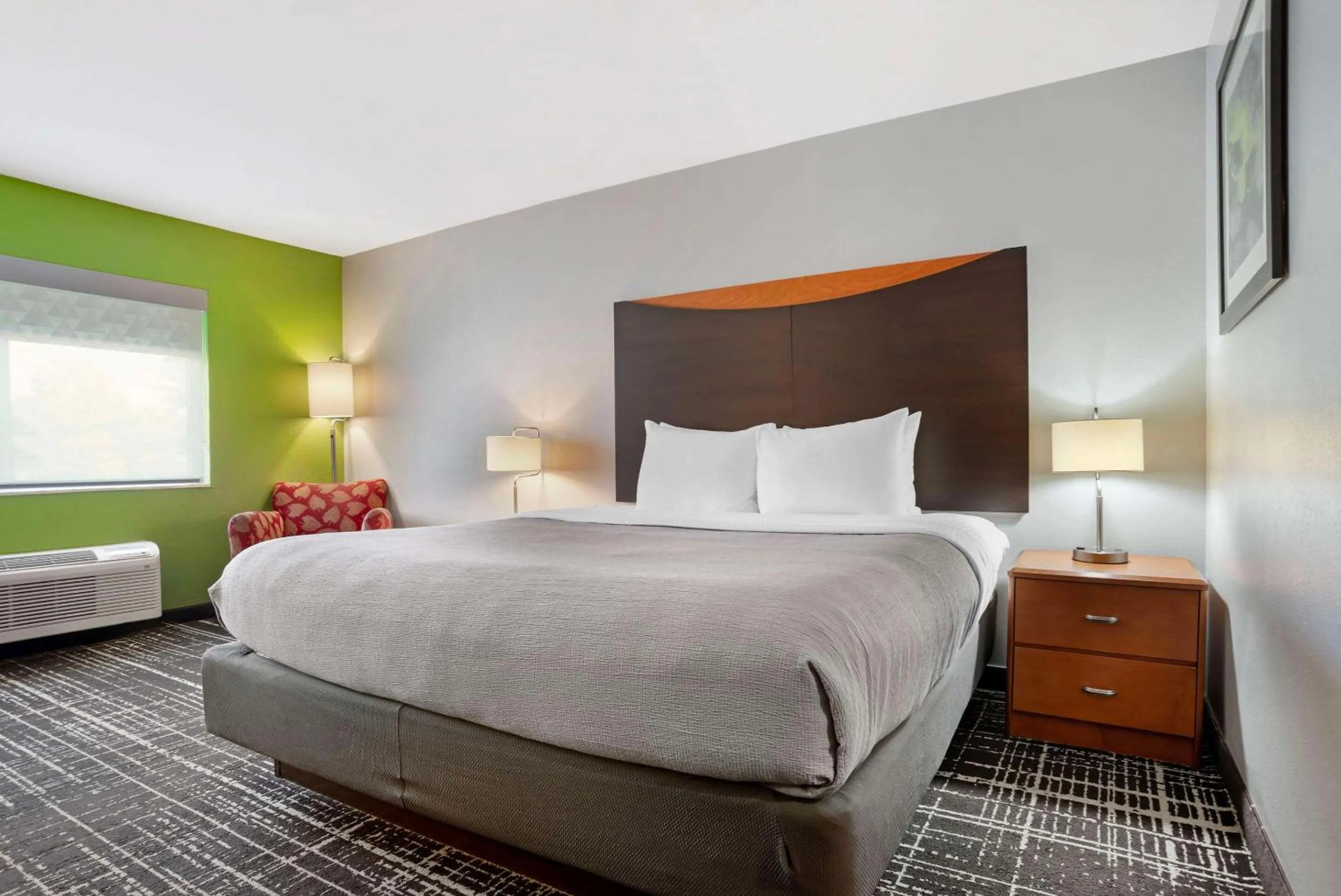 Bedroom, Bed in Quality Inn & Suites Birmingham - Highway 280