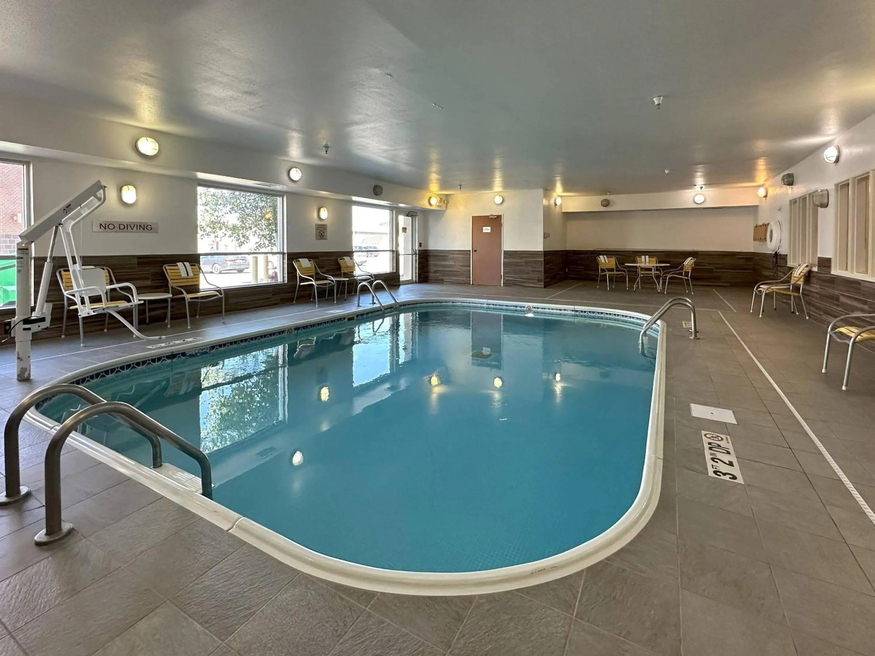 Swimming pool in Country Inn & Suites by Radisson, Bismarck-Mandan