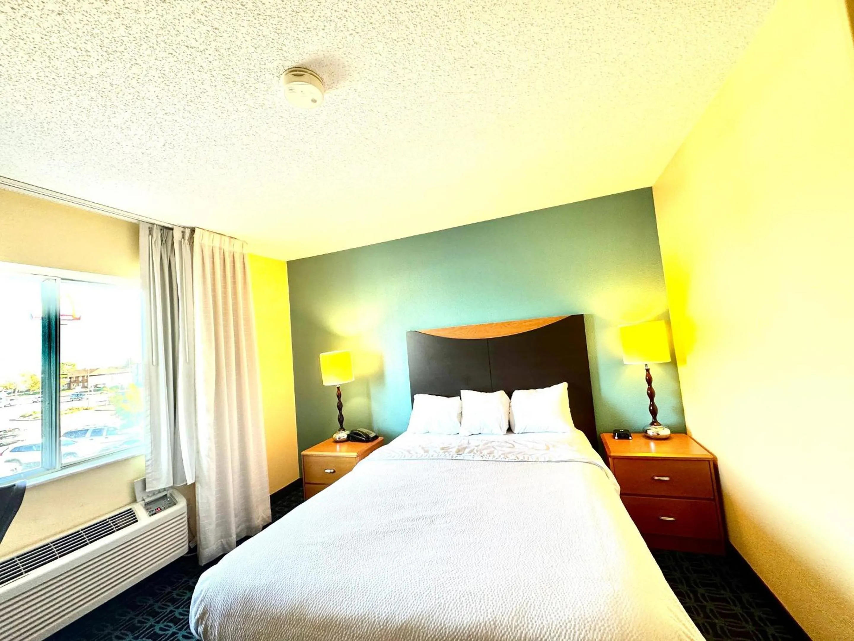 Bedroom, Bed in Country Inn & Suites by Radisson, Bismarck-Mandan