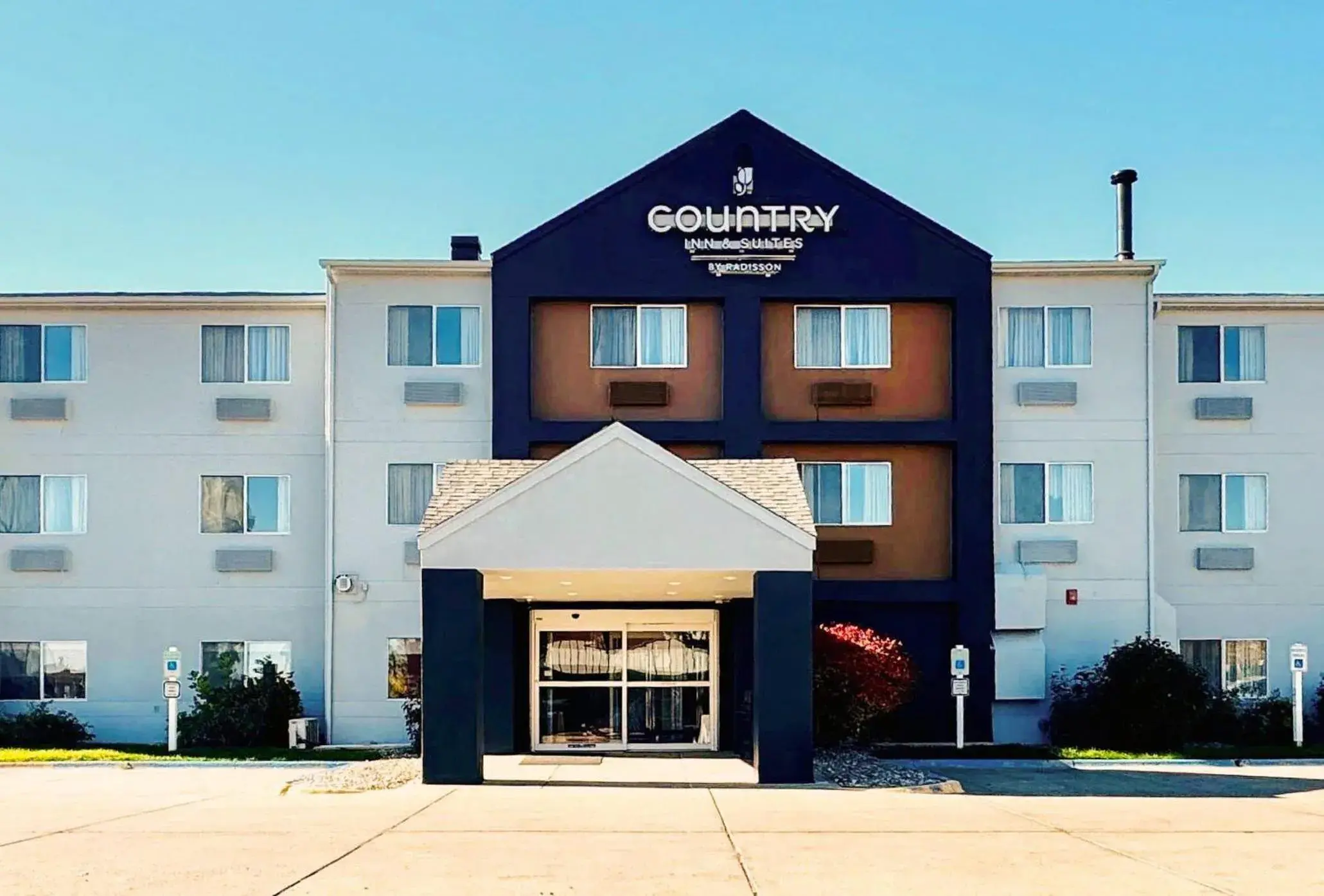 Property building in Country Inn & Suites by Radisson, Bismarck-Mandan Property building in Country Inn & Suites by Radisson, Bismarck-Mandan