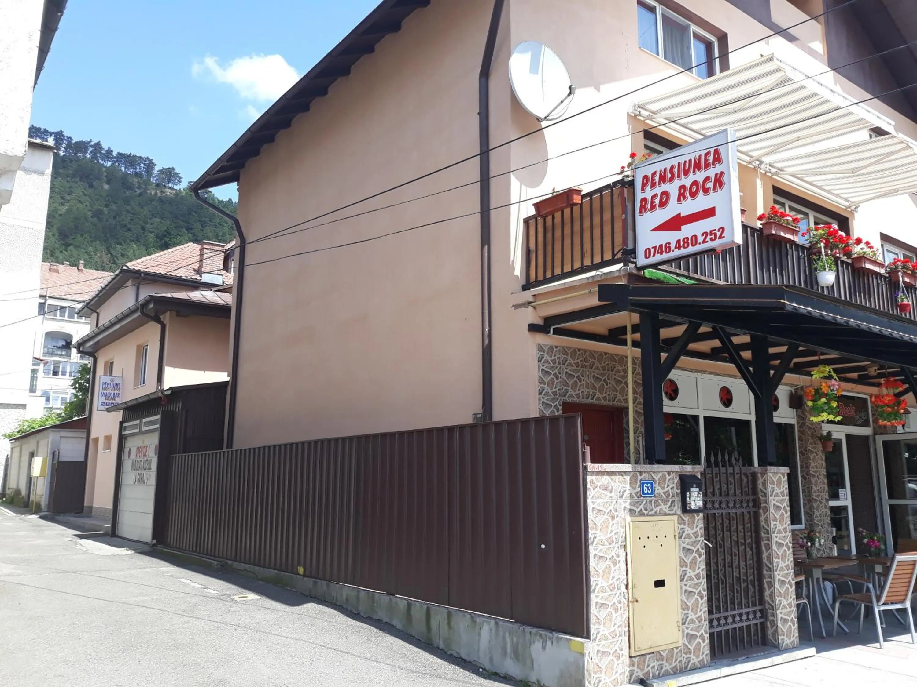 Property building in Pensiunea Red Rock