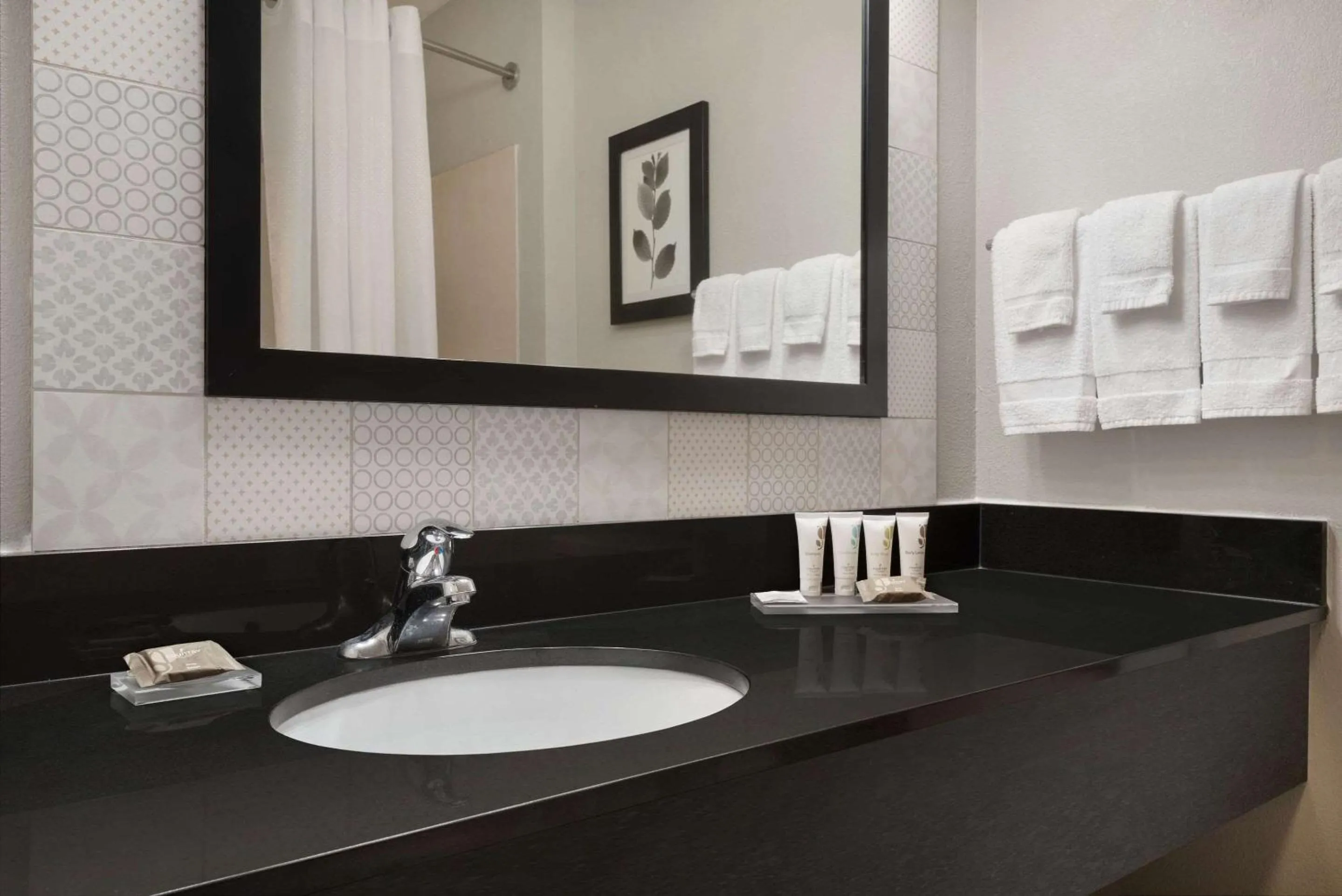 Bedroom in Country Inn & Suites by Radisson, Brookings