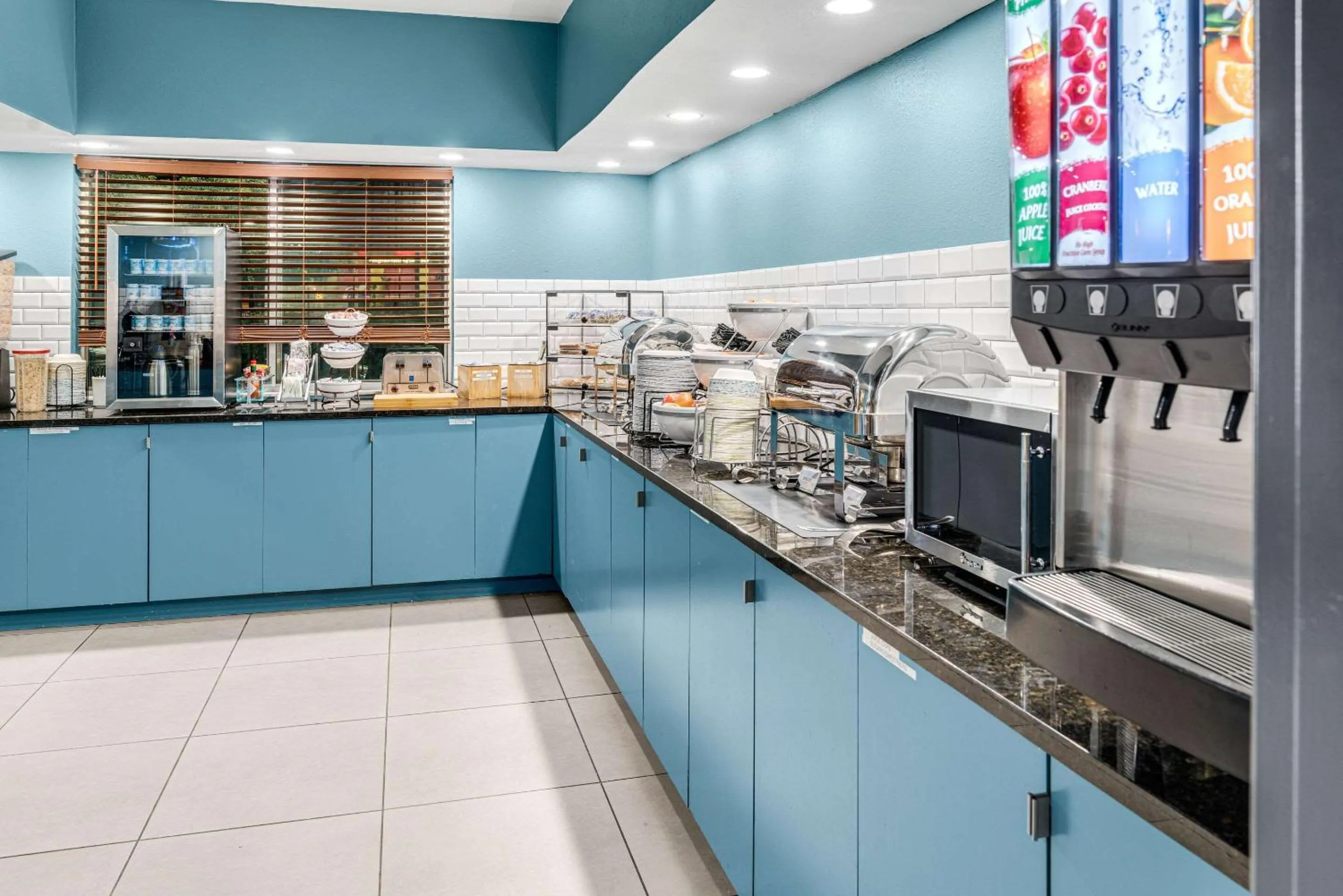 Breakfast in Country Inn & Suites by Radisson, Brookings