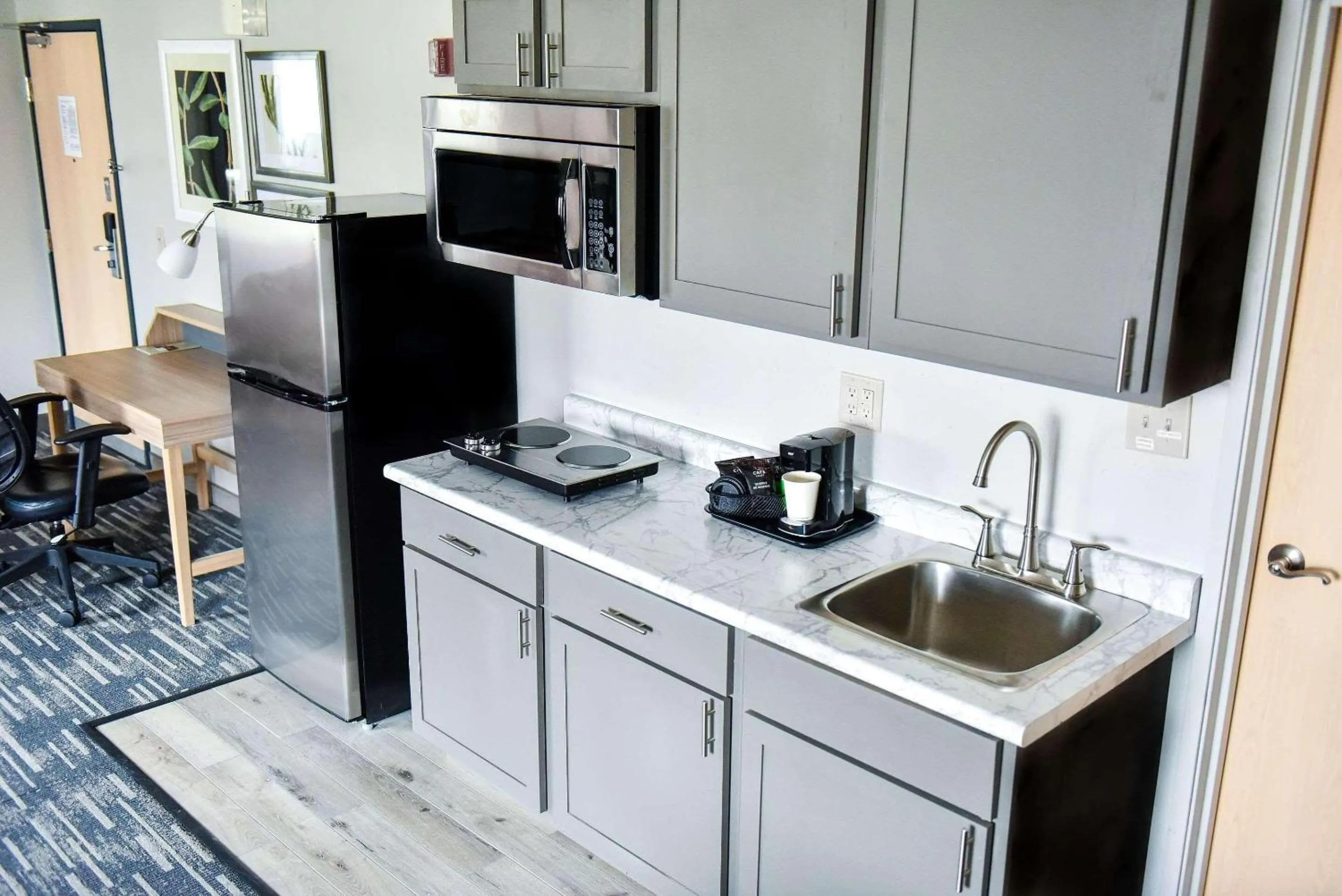 Kitchen or kitchenette in Country Inn & Suites by Radisson, Brookings