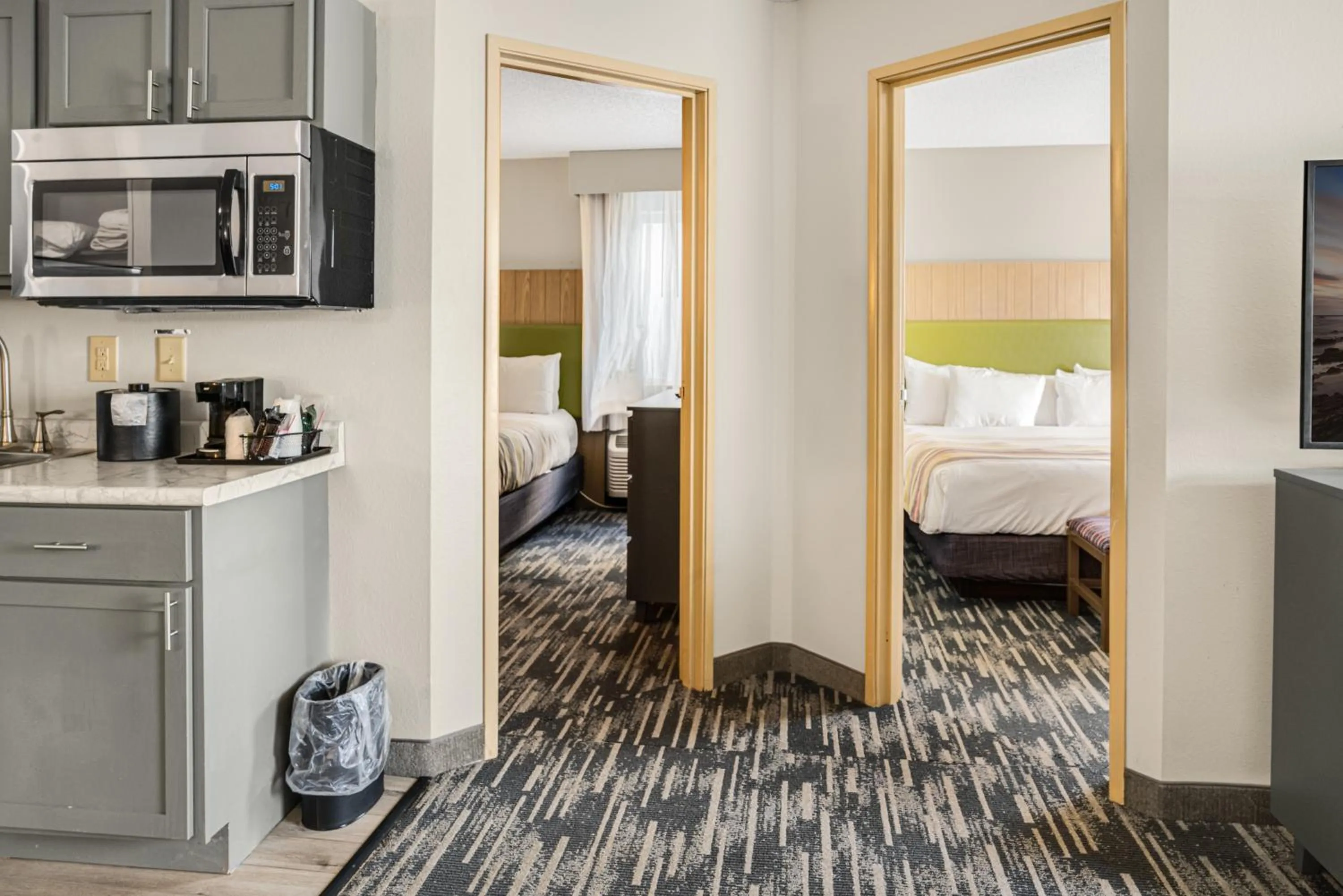 Bed in Country Inn & Suites by Radisson, Brookings