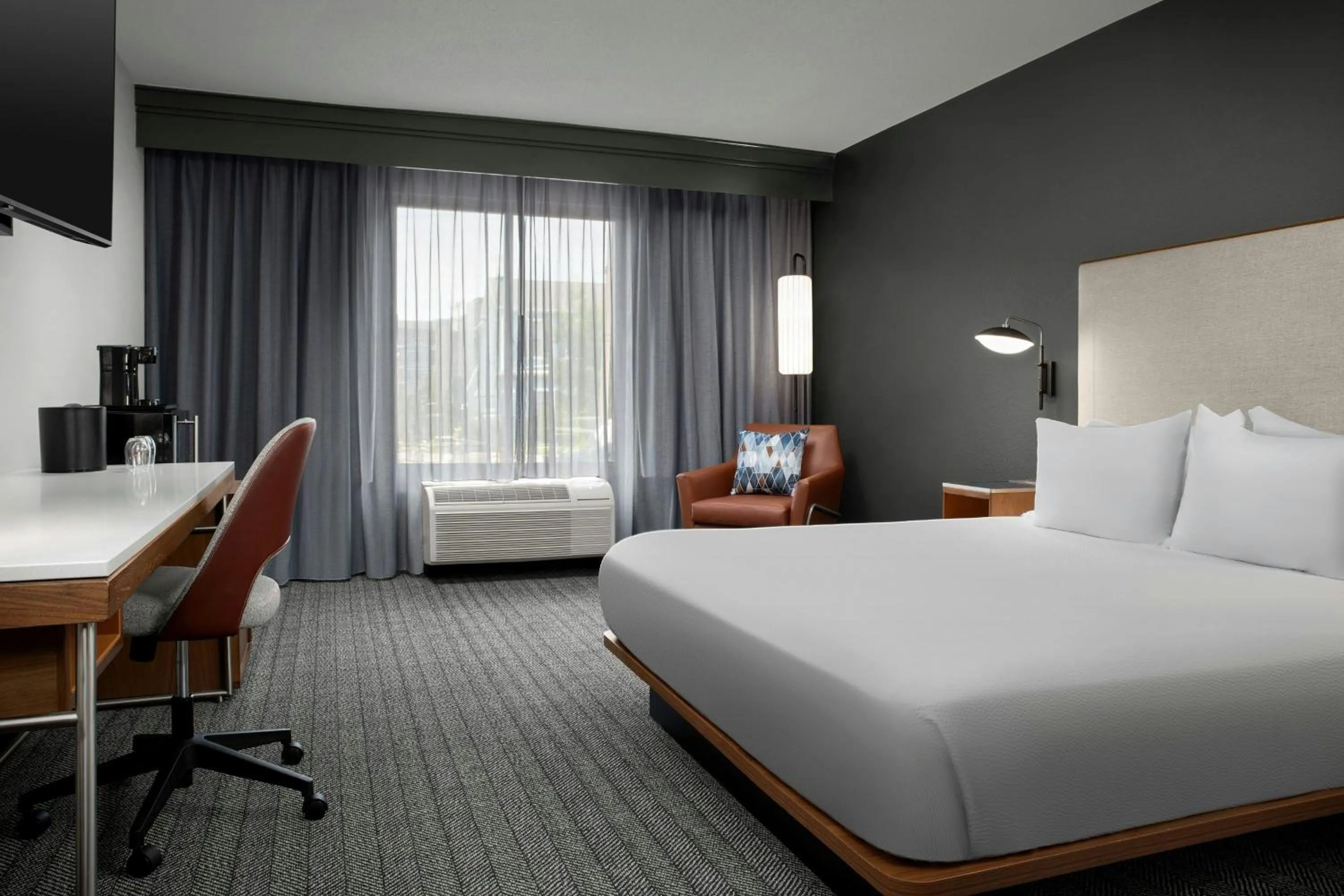Photo of the whole room, Bed in Courtyard by Marriott Bloomington