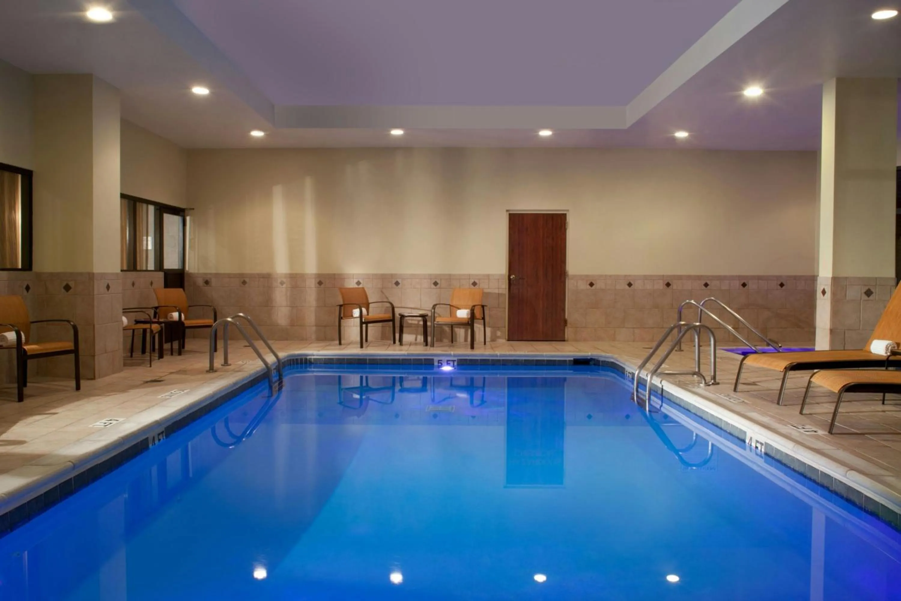 Swimming pool in Courtyard by Marriott Bloomington