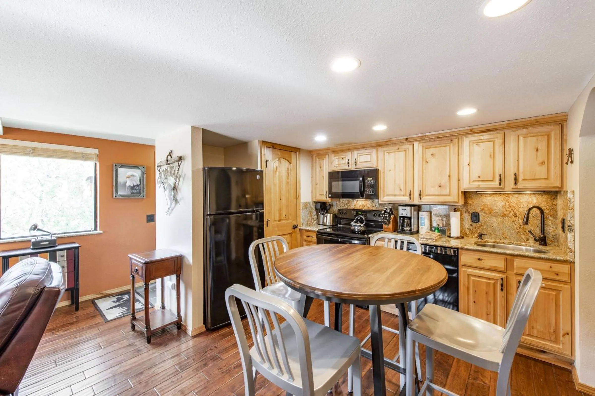 Dining area in Red Pine Condominiums by All Seasons Resort Lodging
