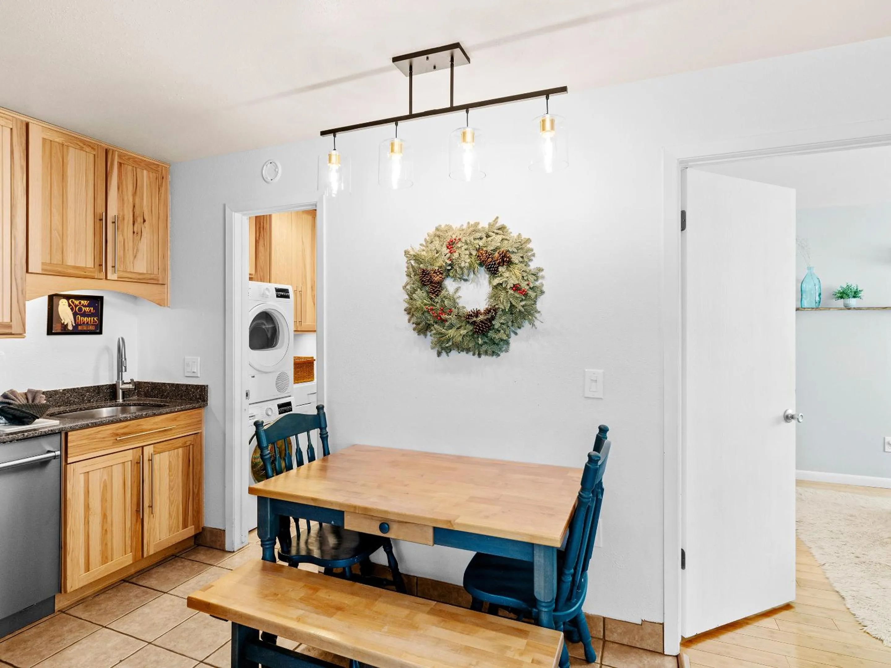 Dining area in Red Pine Condominiums by All Seasons Resort Lodging