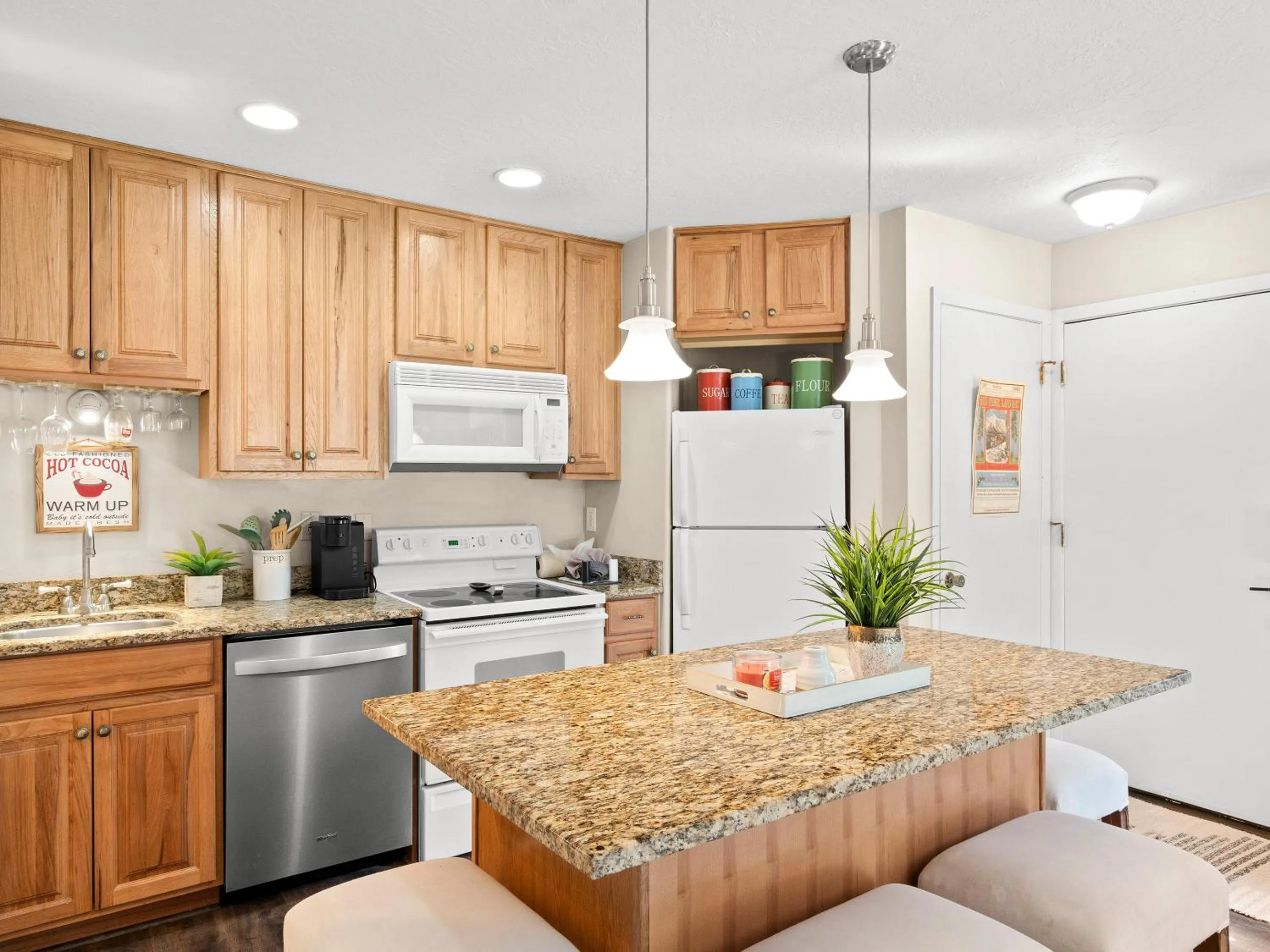 Kitchen or kitchenette in Red Pine Condominiums by All Seasons Resort Lodging