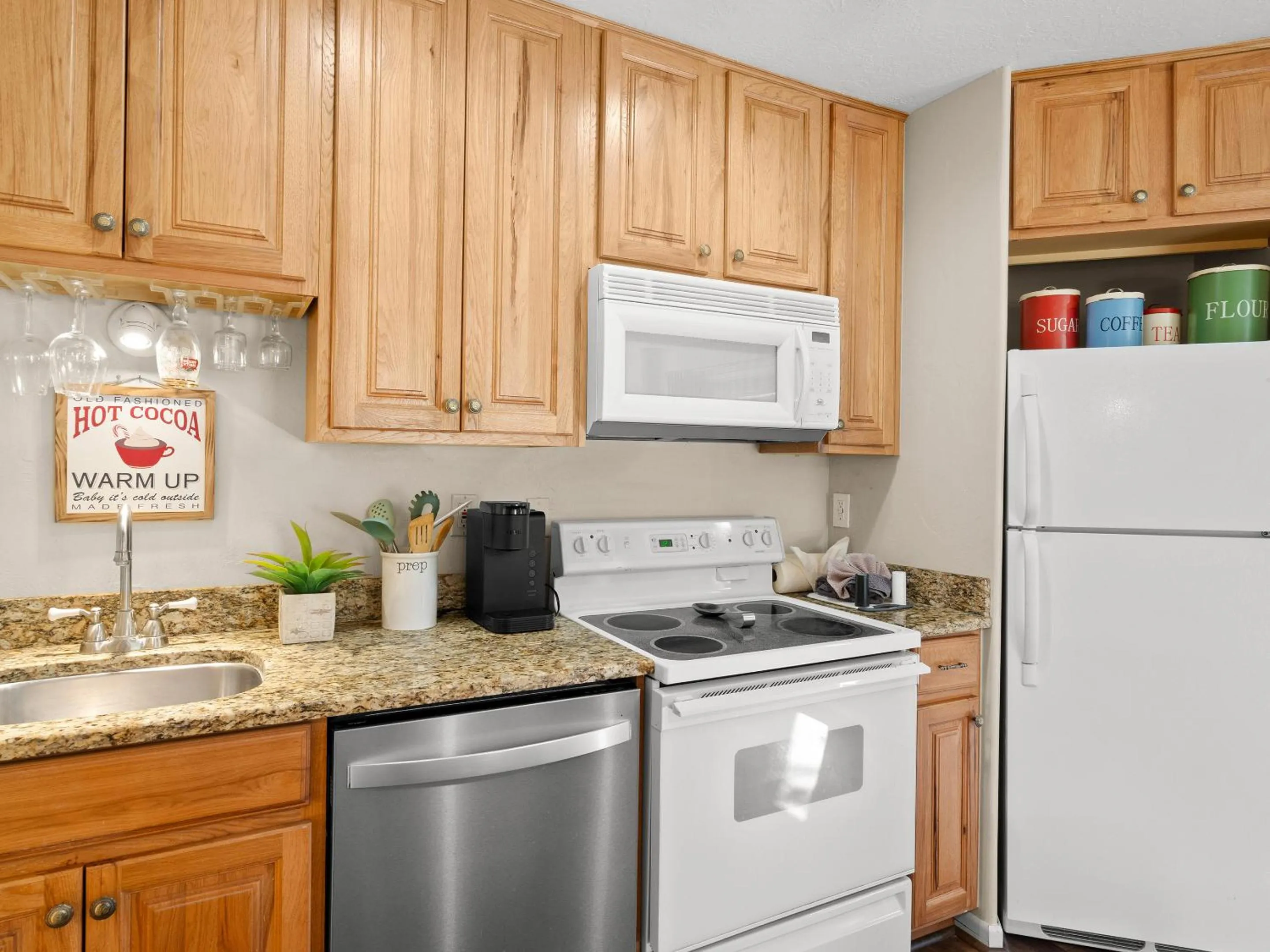 Kitchen or kitchenette in Red Pine Condominiums by All Seasons Resort Lodging
