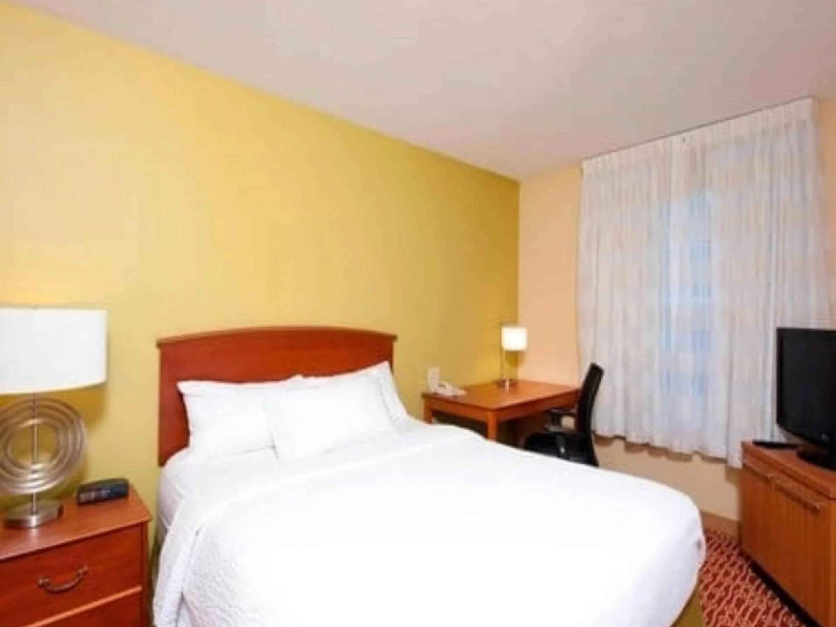 Bedroom, Bed in MainStay Suites Bloomington near University