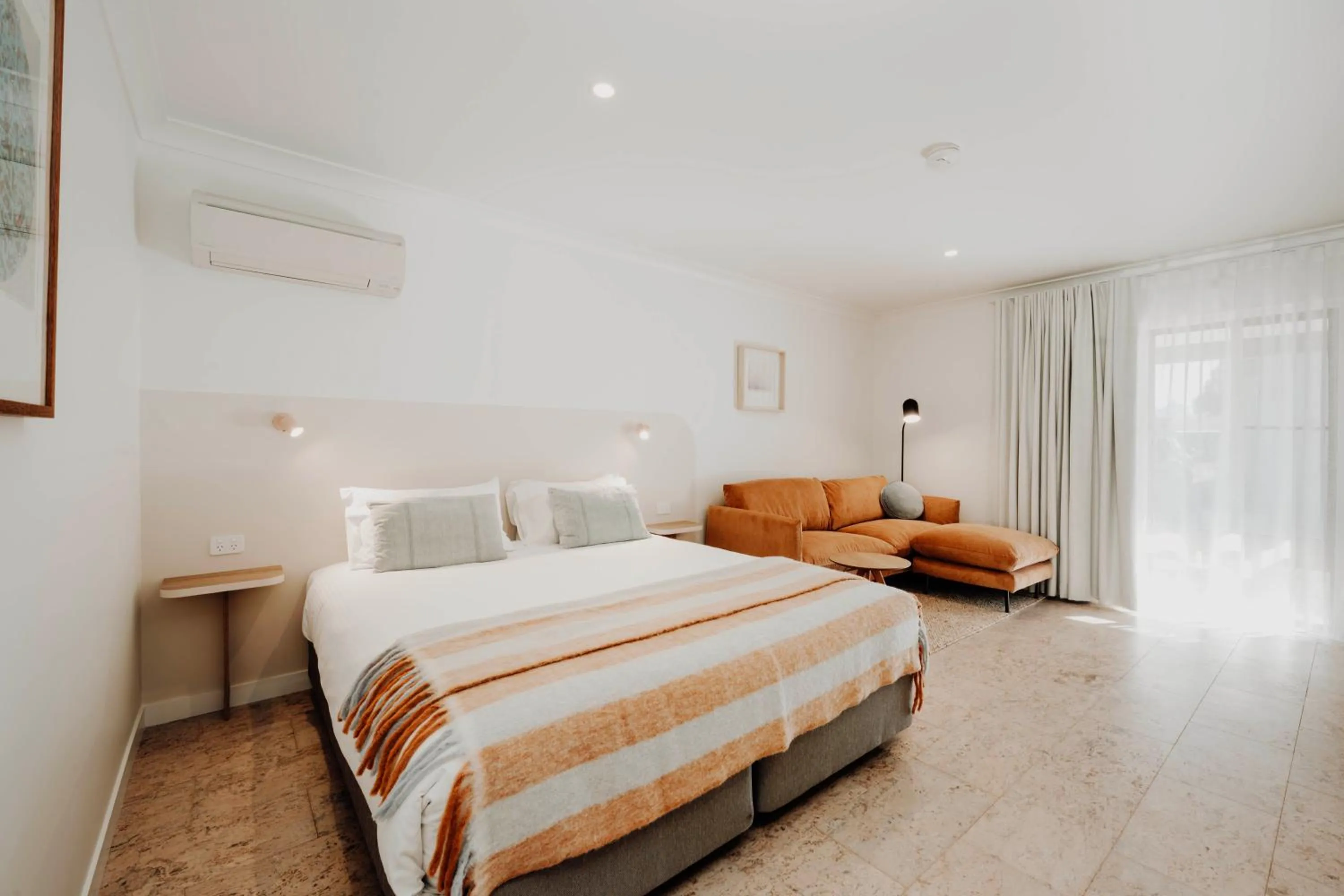 Photo of the whole room, Bed in The Cudgee at Mudgee