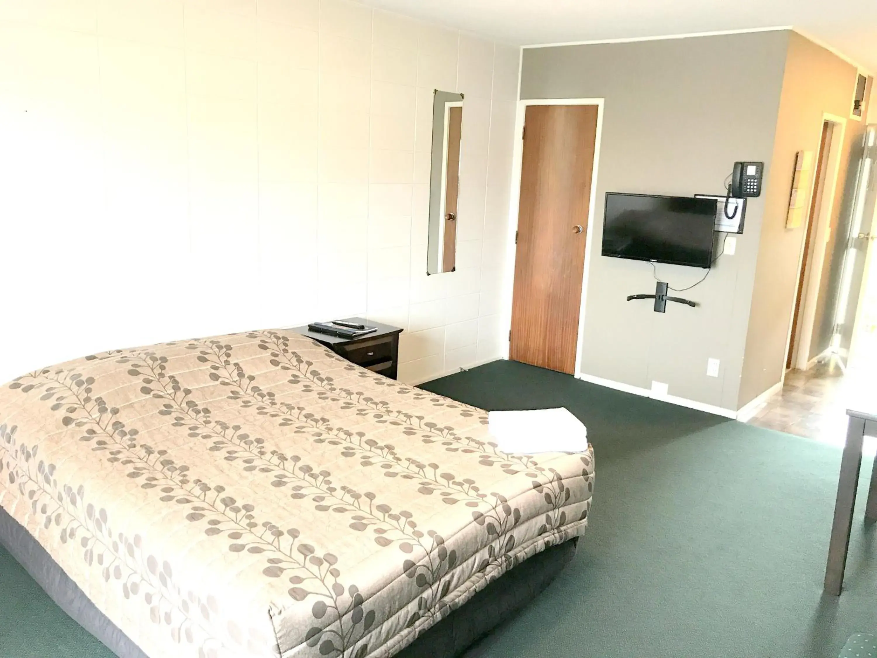 Bedroom, Bed in Greenview Motel Bedroom, Bed in Greenview Motel