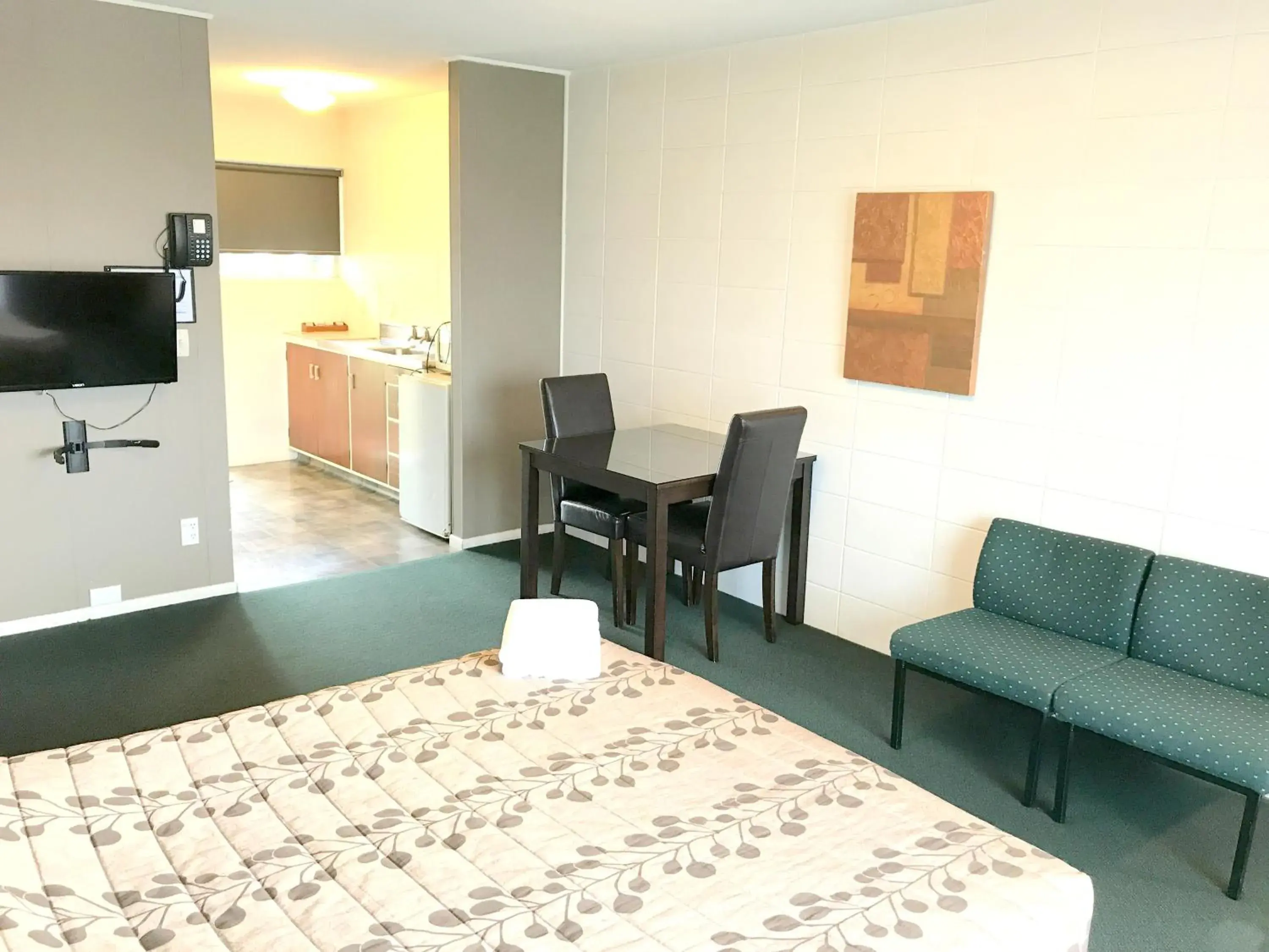 Dining area, Bed in Greenview Motel Dining area, Bed in Greenview Motel