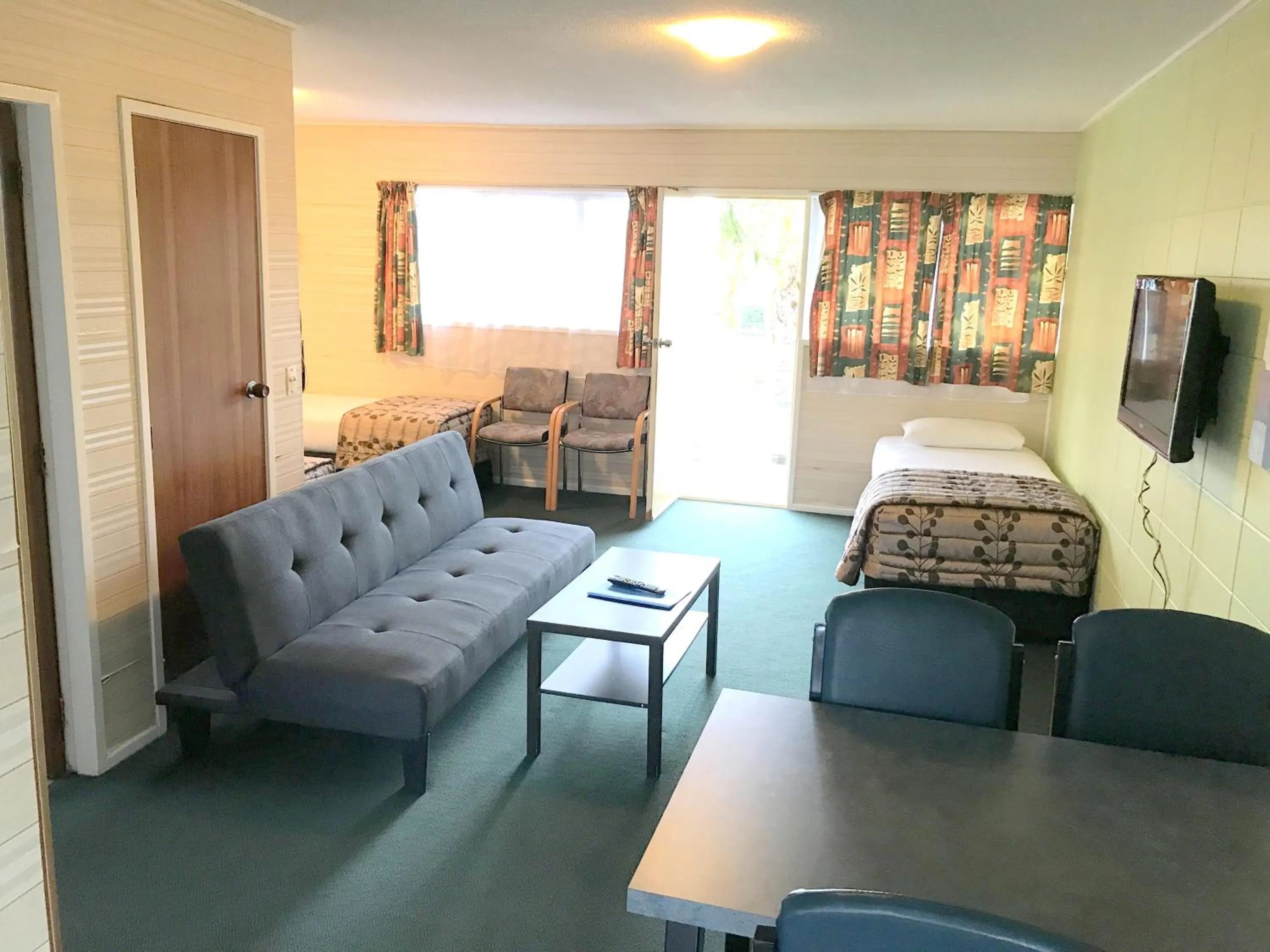 Living room, Bed in Greenview Motel