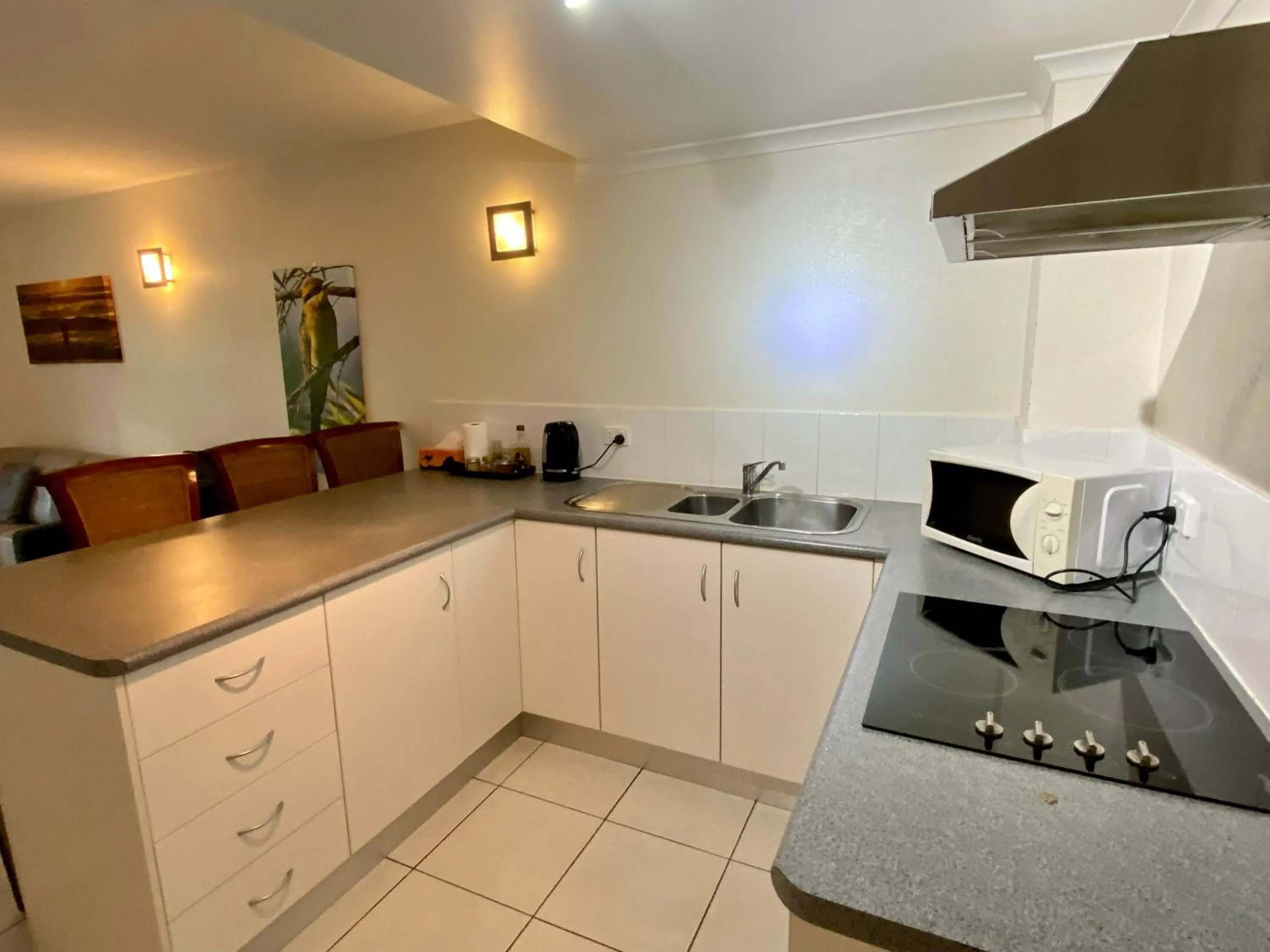 Kitchen or kitchenette in Reef Gateway Apartments
