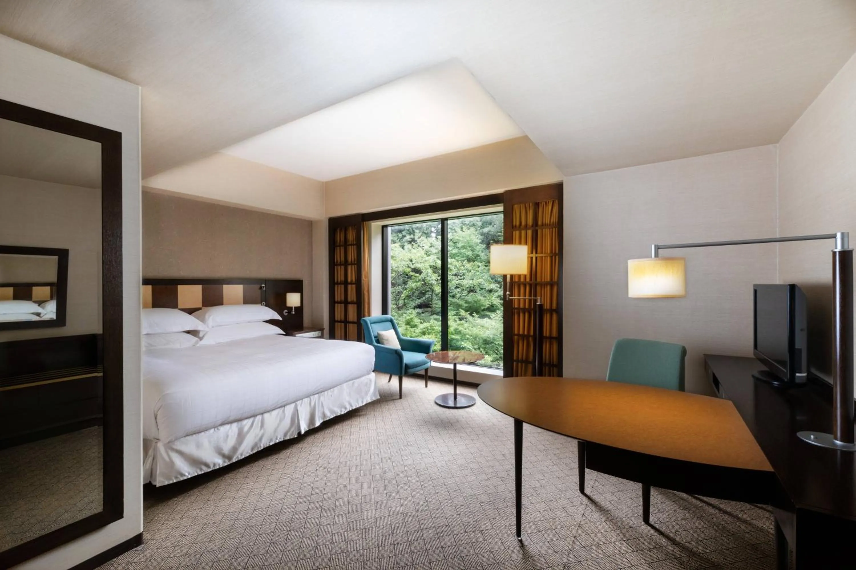 Photo of the whole room, Bed in Sheraton Miyako Hotel Tokyo