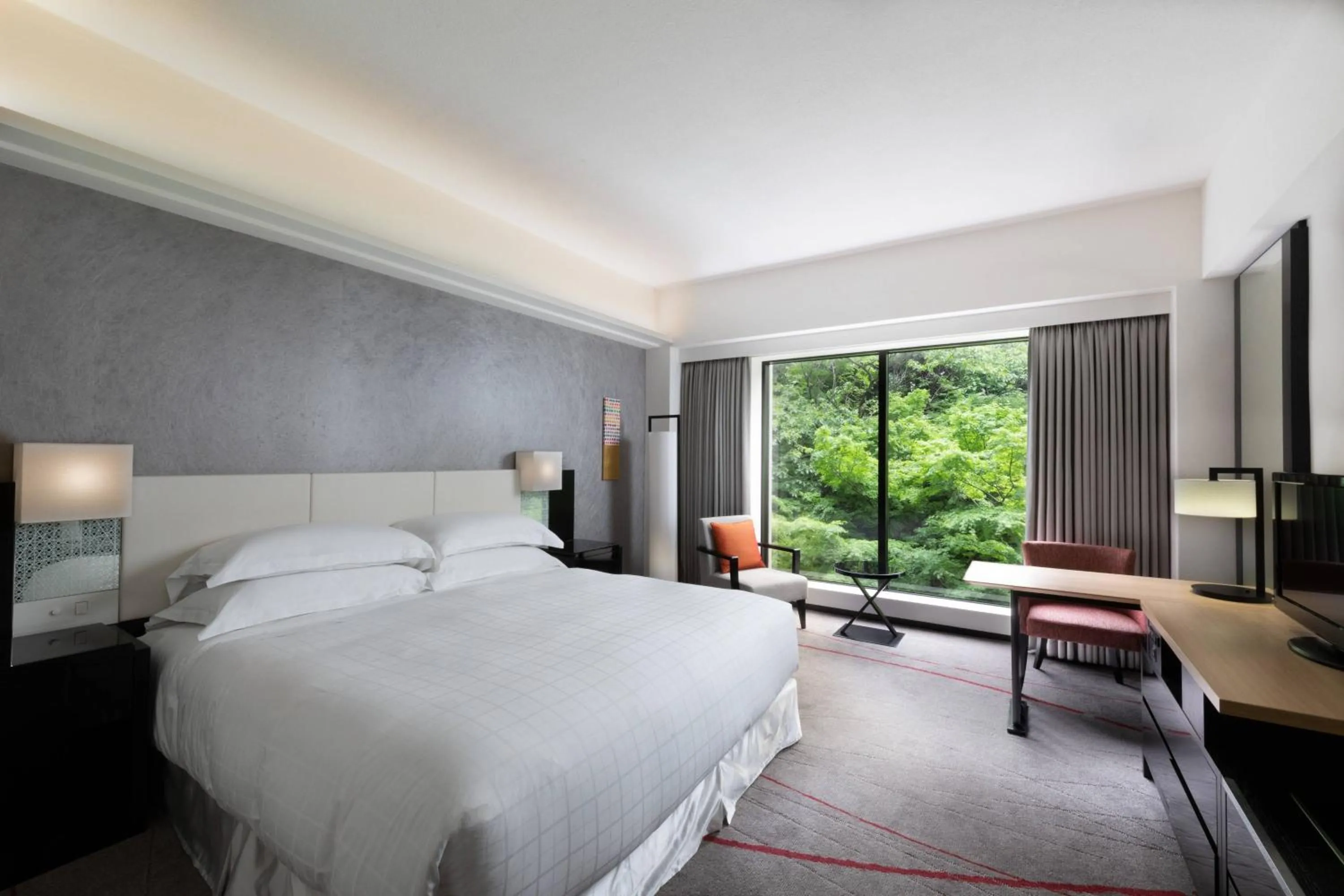 Photo of the whole room, Bed in Sheraton Miyako Hotel Tokyo