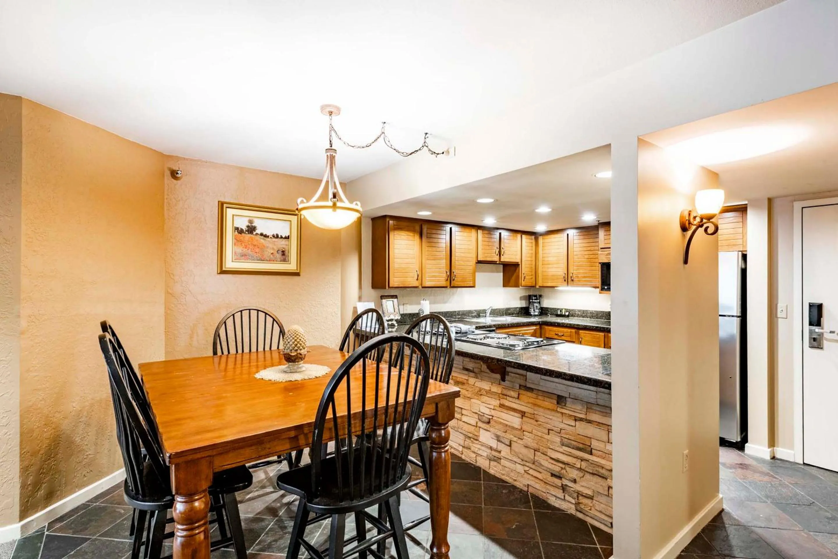 Dining area in Silver King by All Seasons Resort Lodging
