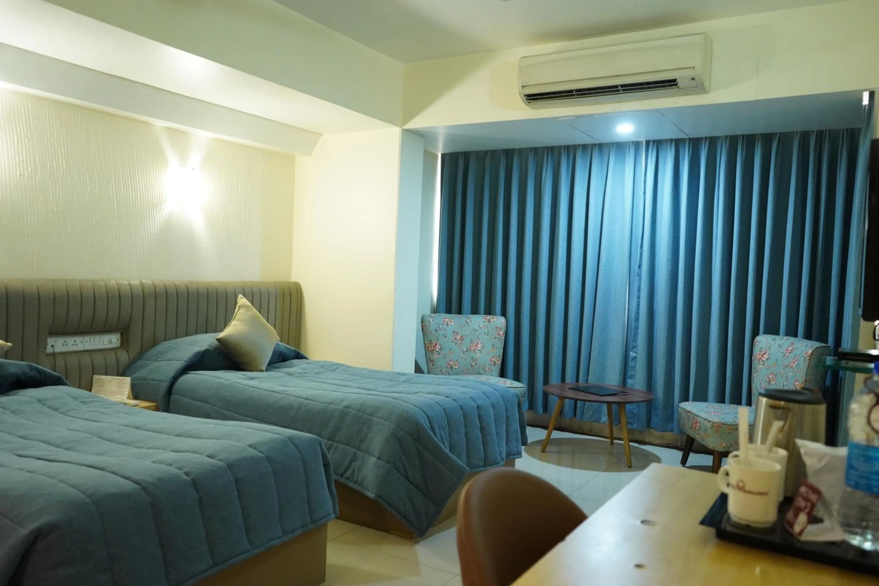 Bedroom, Bed in Hotel Diplomat, Colaba