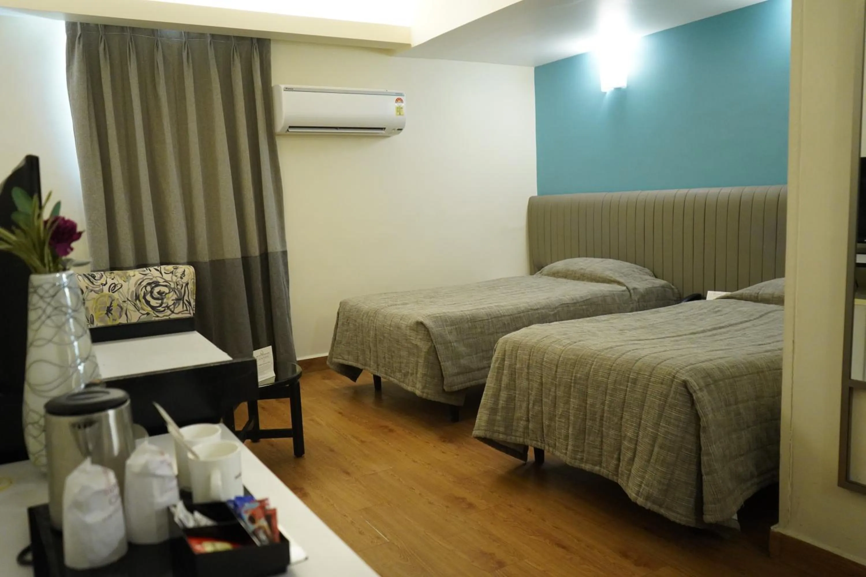 Bedroom, Bed in Hotel Diplomat, Colaba