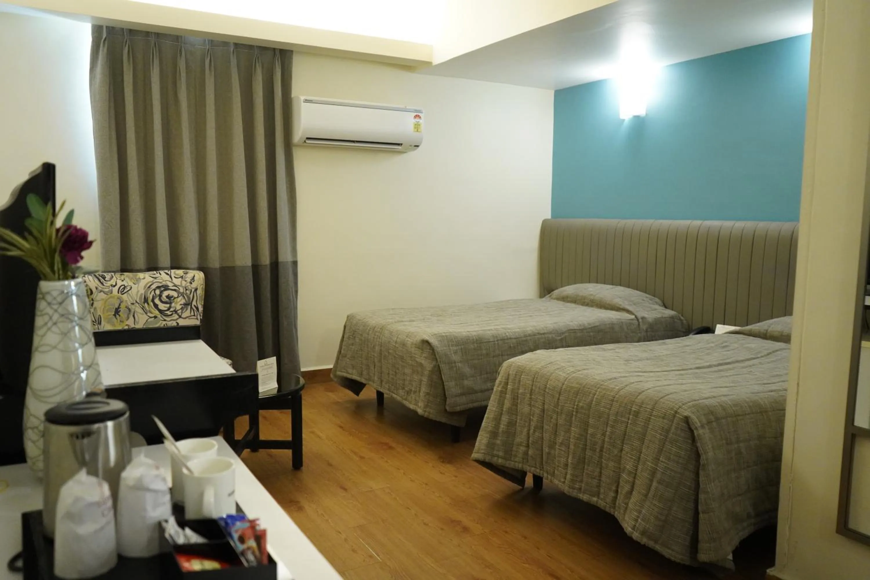Bedroom, Bed in Hotel Diplomat, Colaba