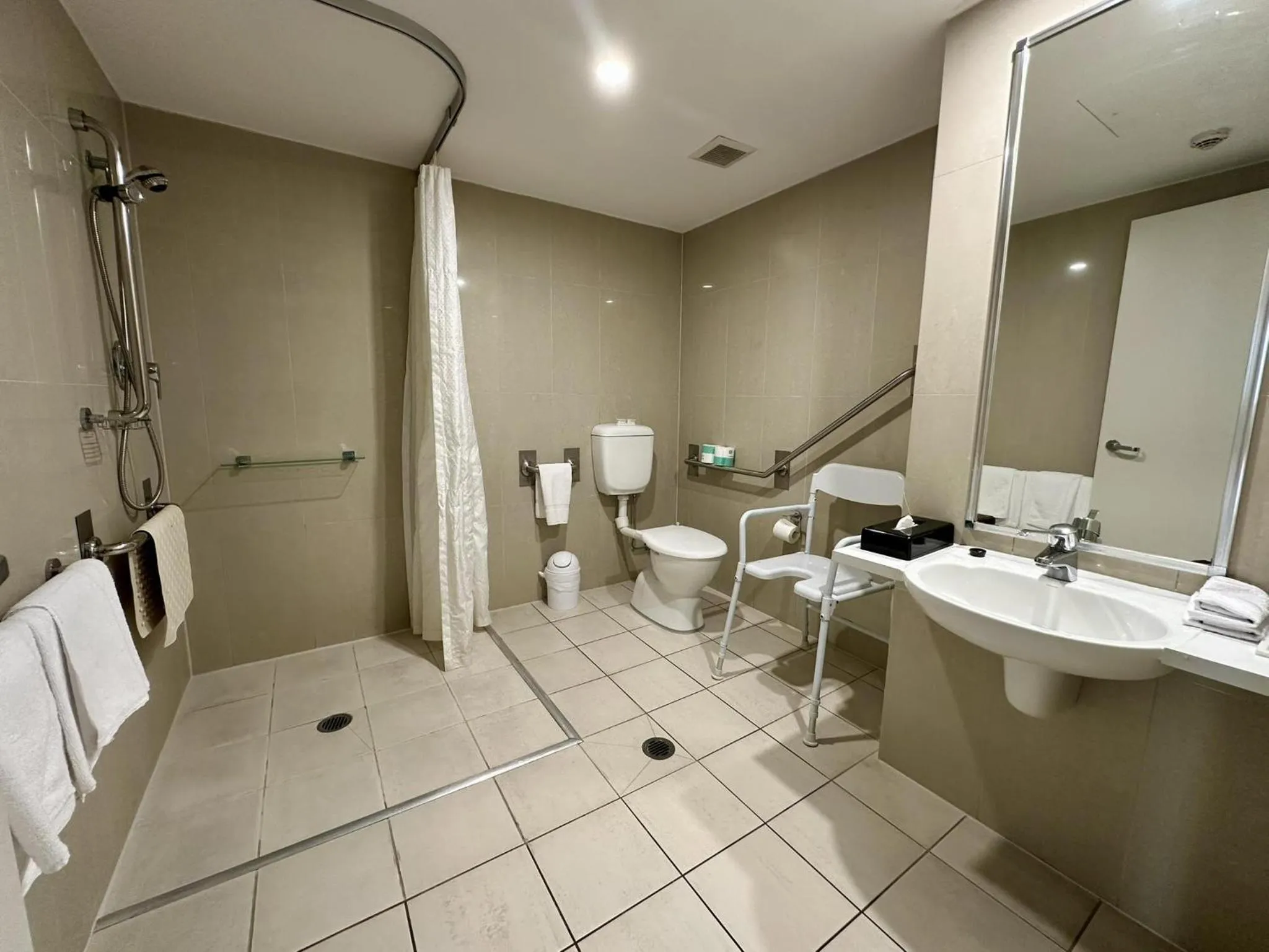 Bathroom in Nightelier Narrabeen