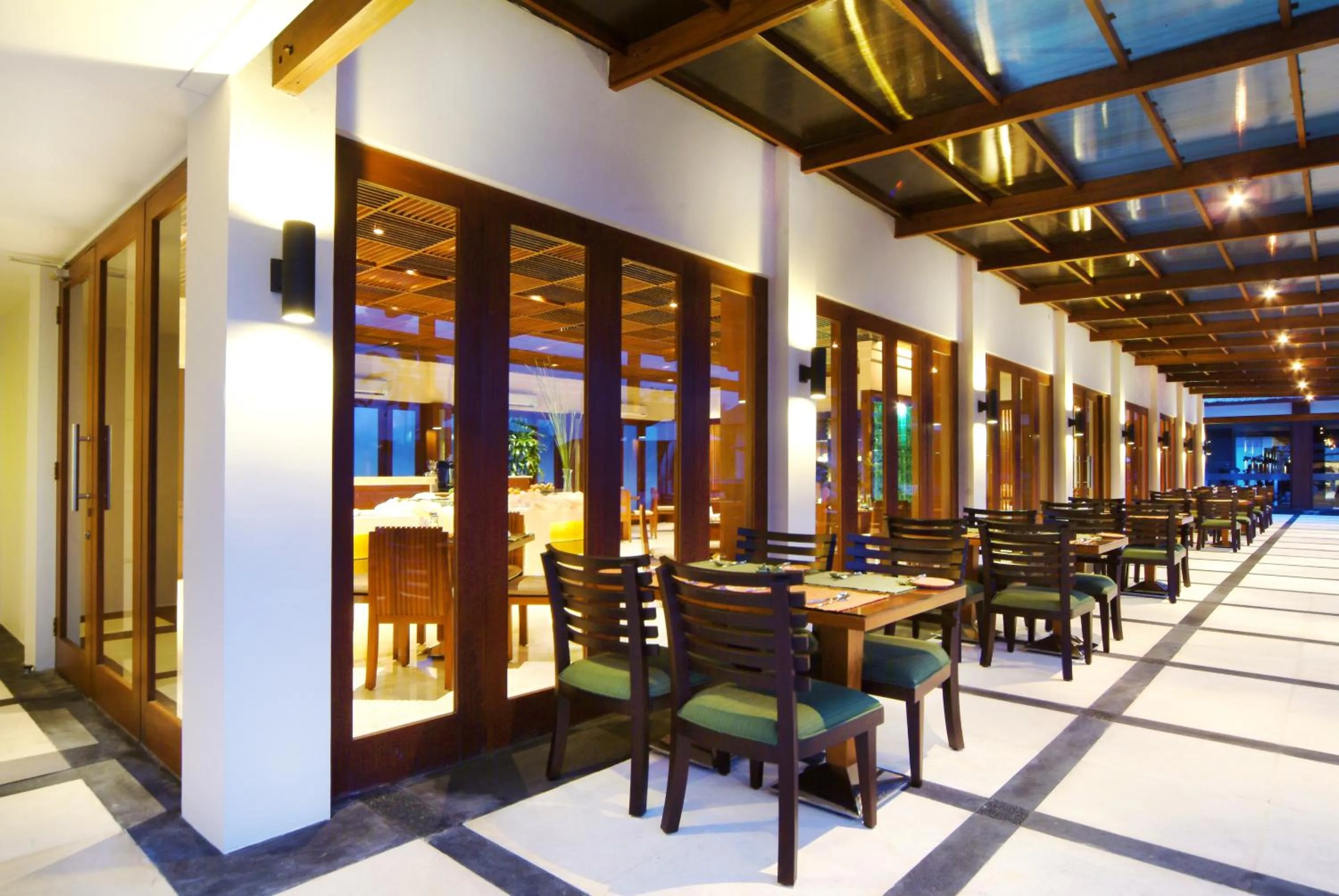 Restaurant/places to eat in Villa Mahapala