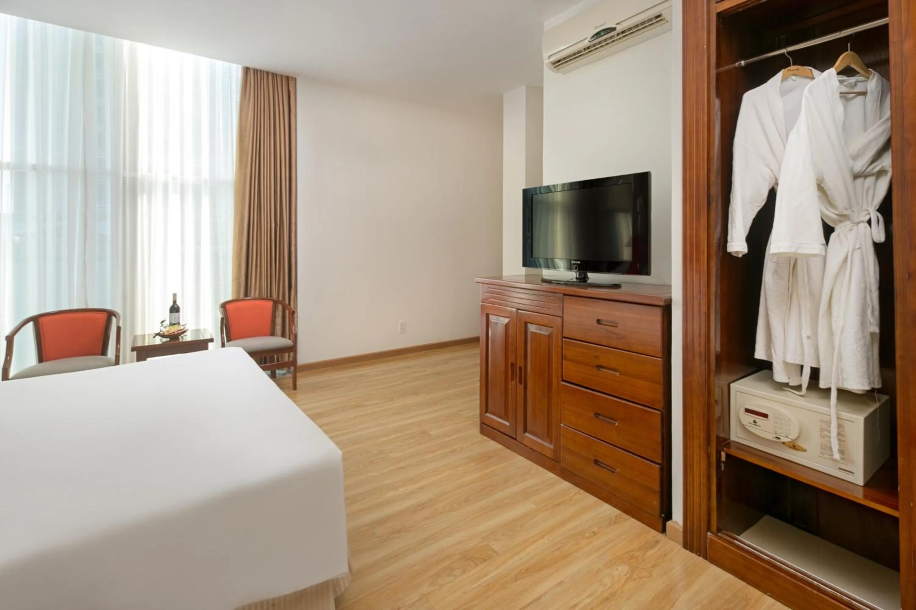 TV and multimedia, Bed in Sun River Hotel