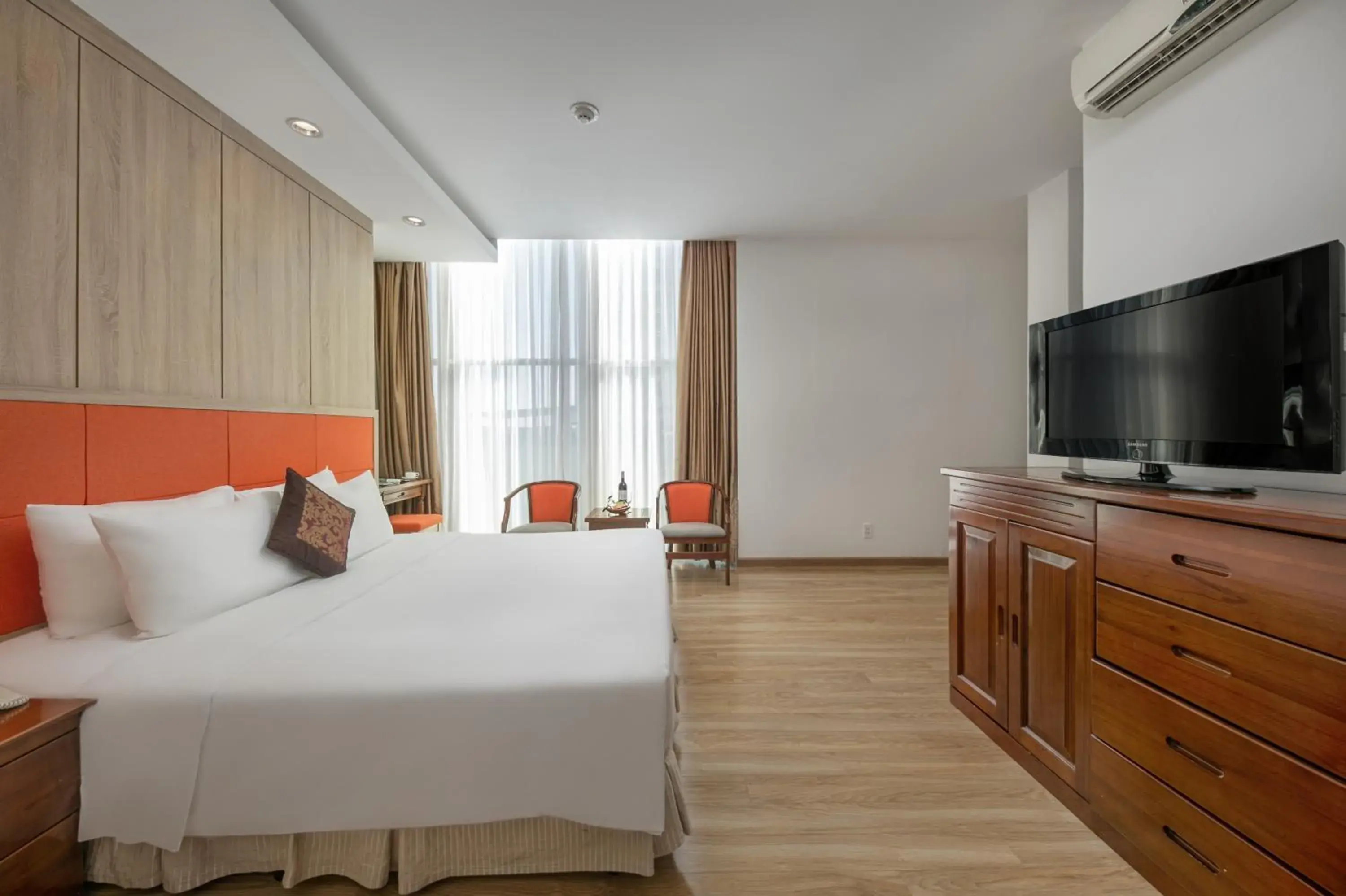 Deluxe King Bed Room with City View in Sun River Hotel Deluxe King Bed Room with City View in Sun River Hotel