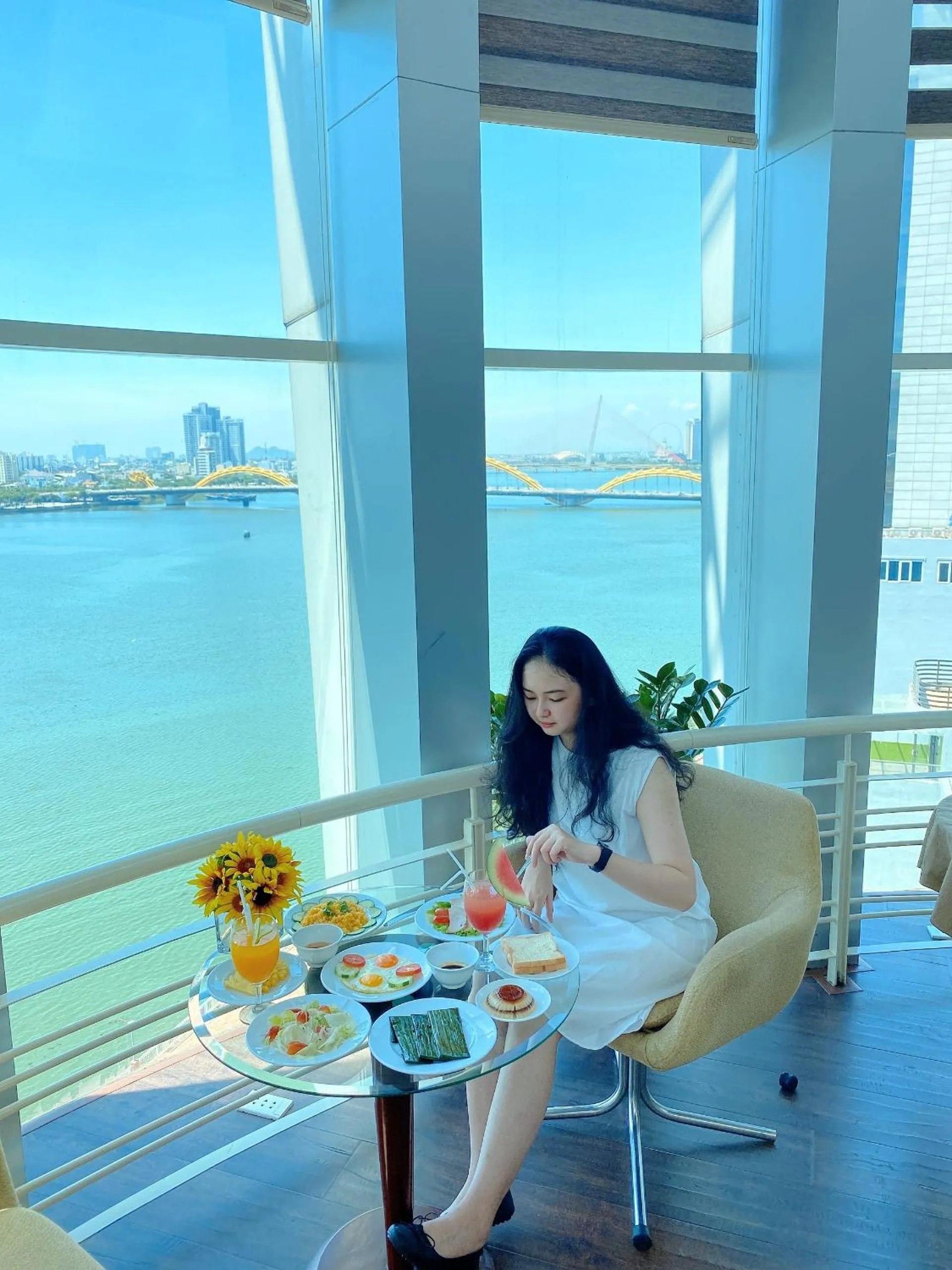 Restaurant/places to eat in Sun River Hotel