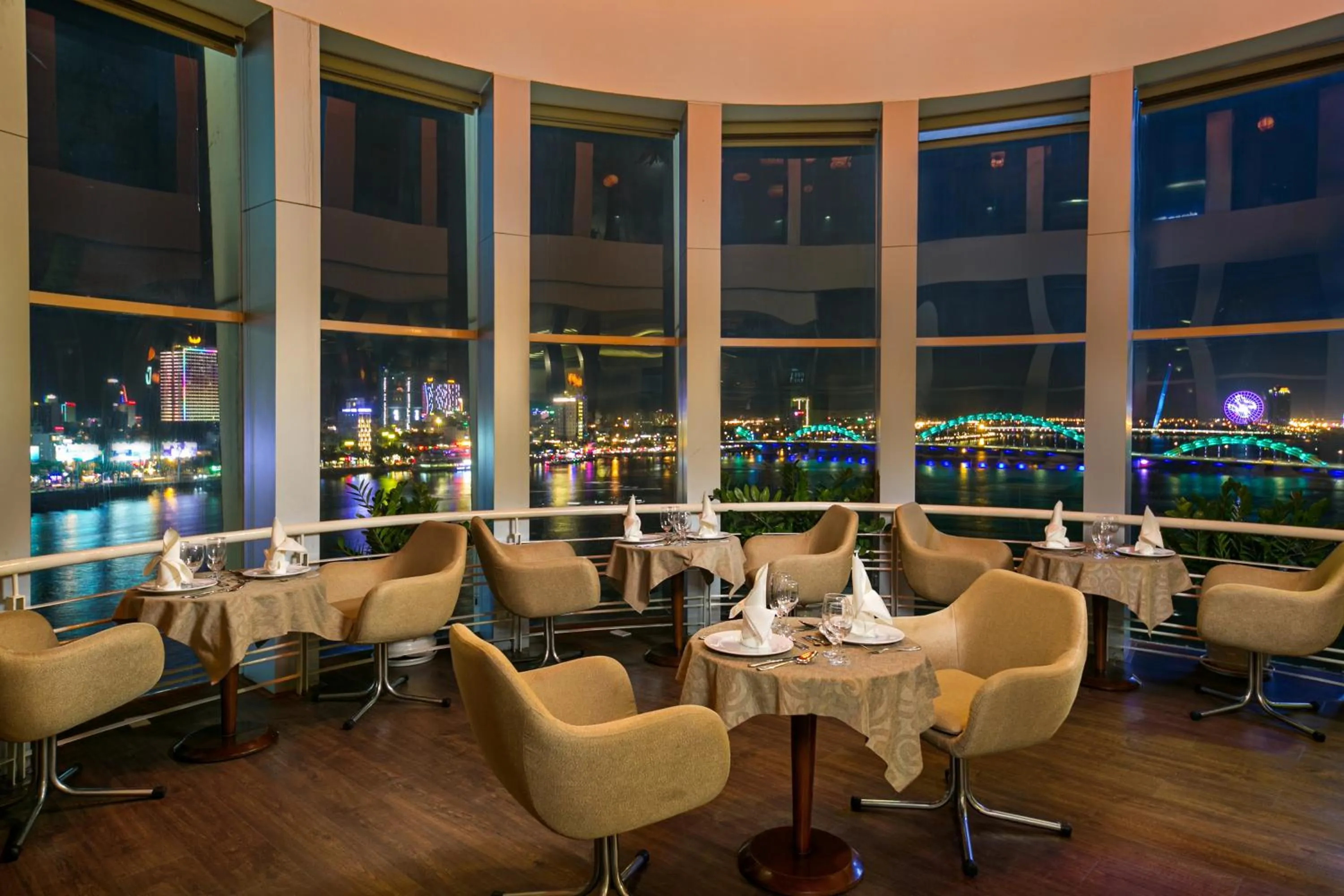 Restaurant/places to eat in Sun River Hotel