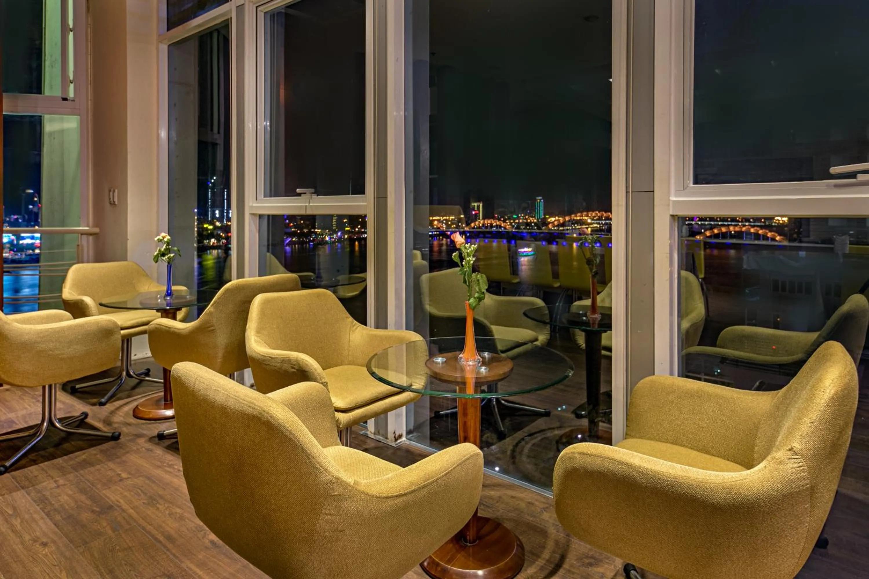 Restaurant/places to eat in Sun River Hotel