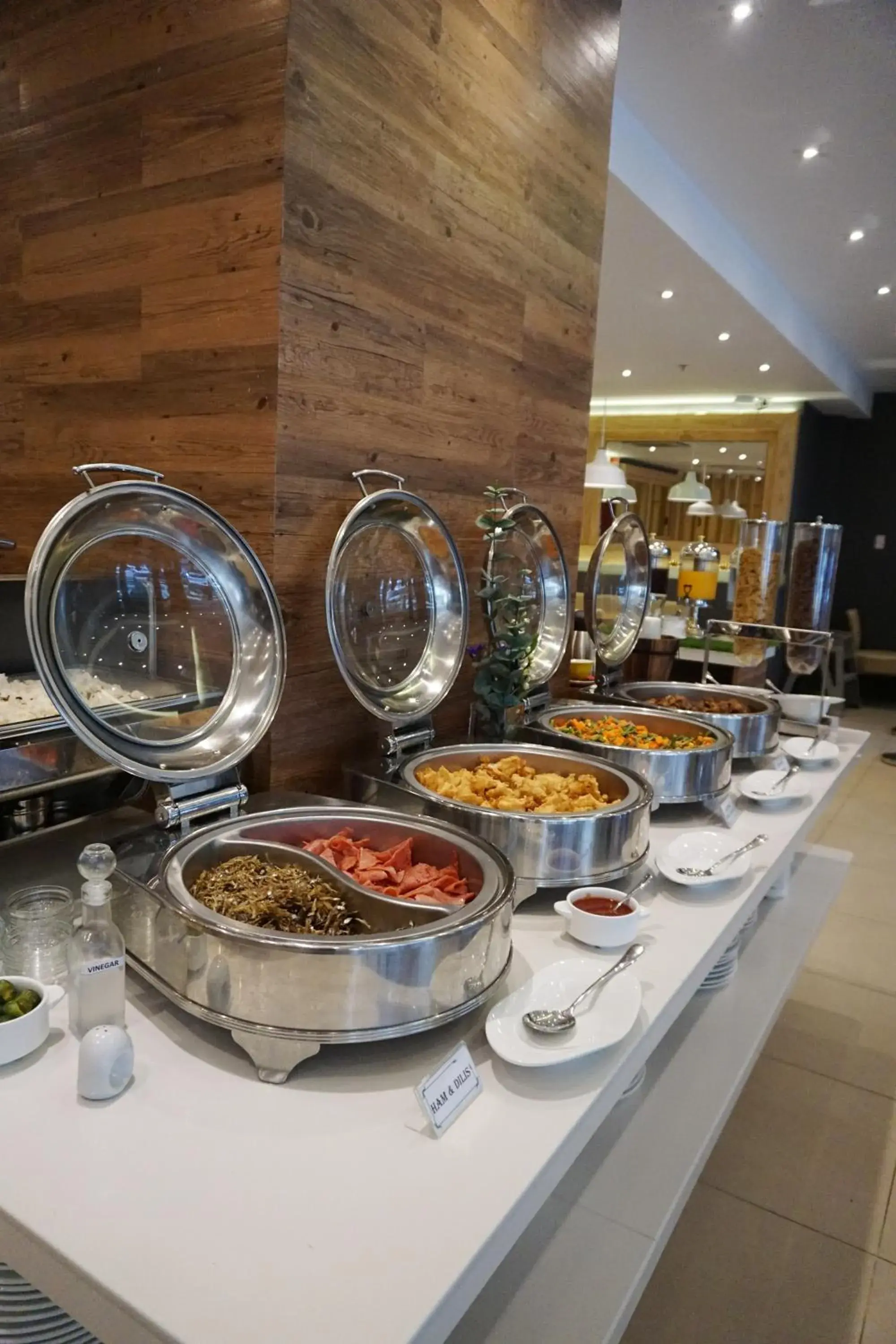 Restaurant/places to eat in New Dawn Hotel Plus Restaurant/places to eat in New Dawn Hotel Plus