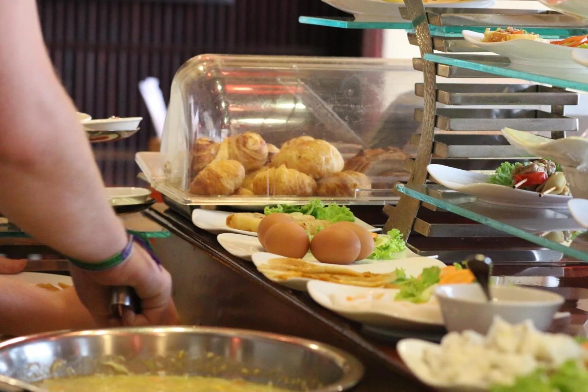 Restaurant/places to eat in Long Life Riverside Hotel