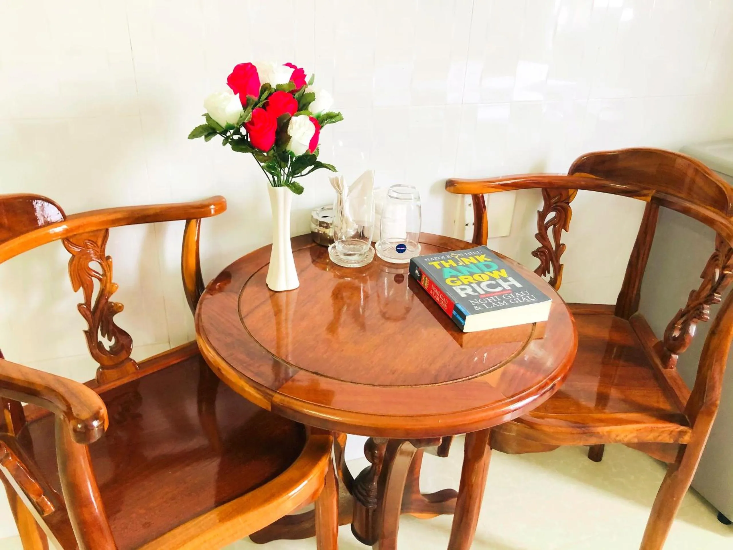 Seating area in De Vuong 2