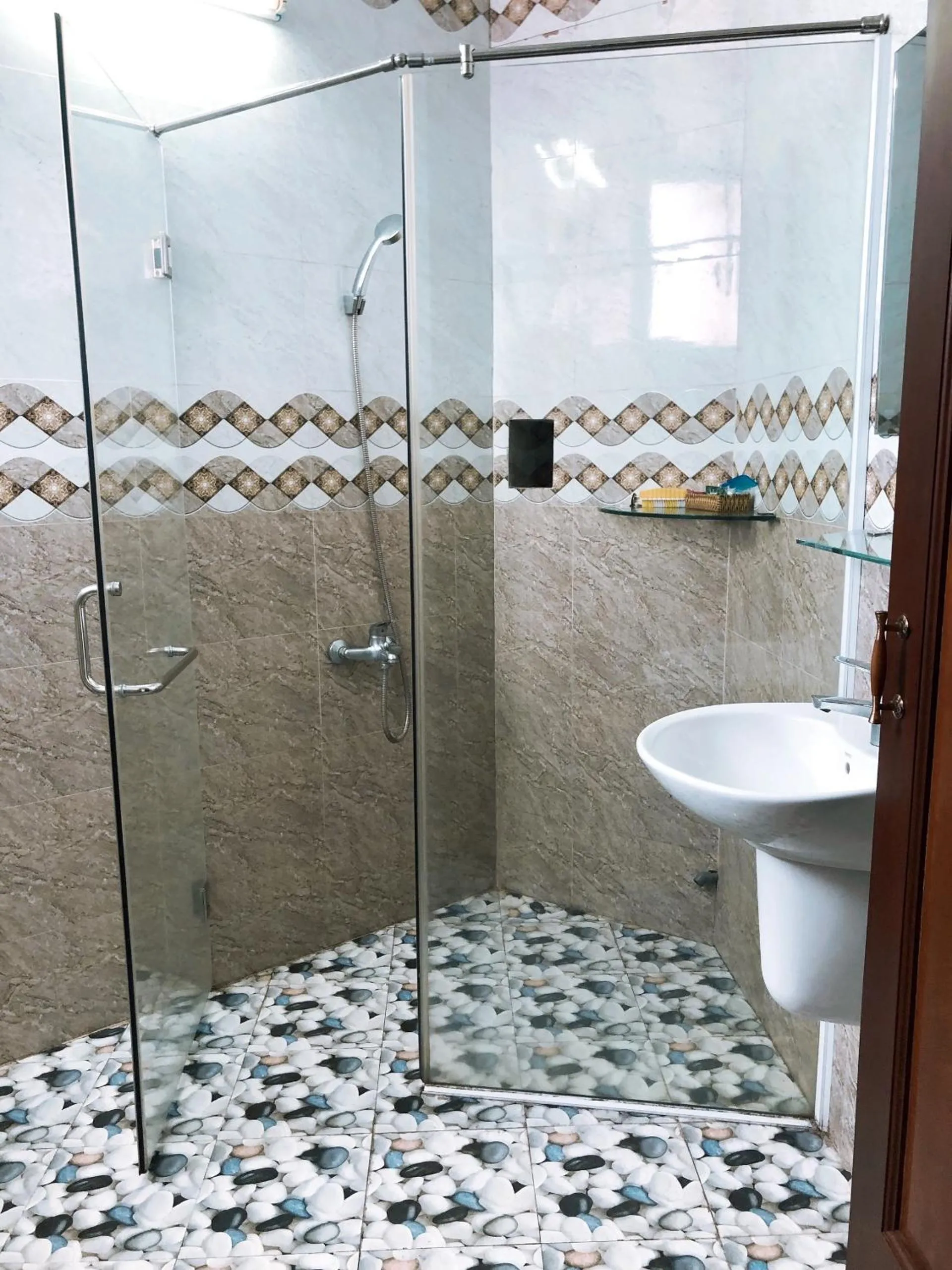 Bathroom in De Vuong 2