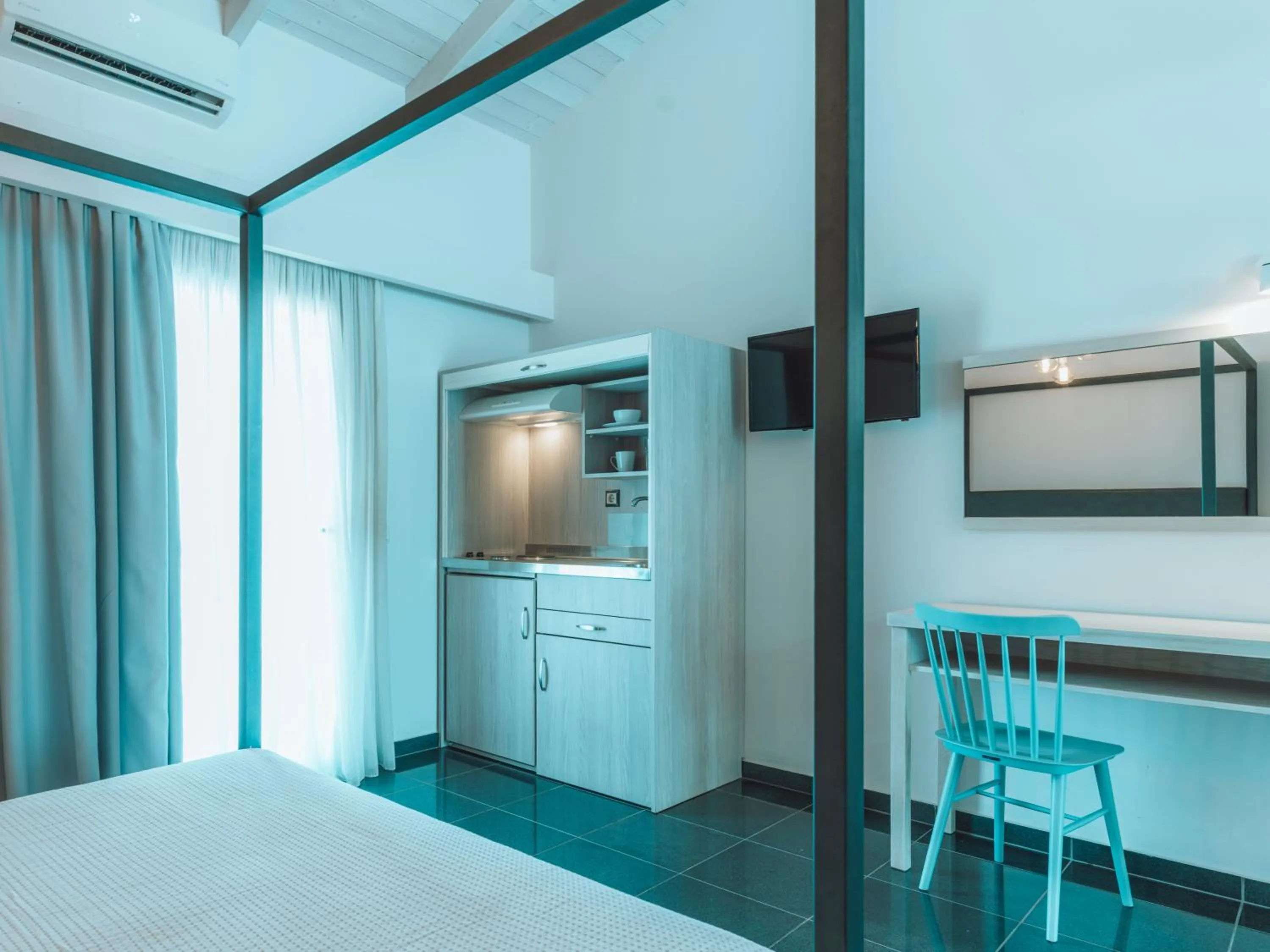 Photo of the whole room, Bed in Dracos Hotel